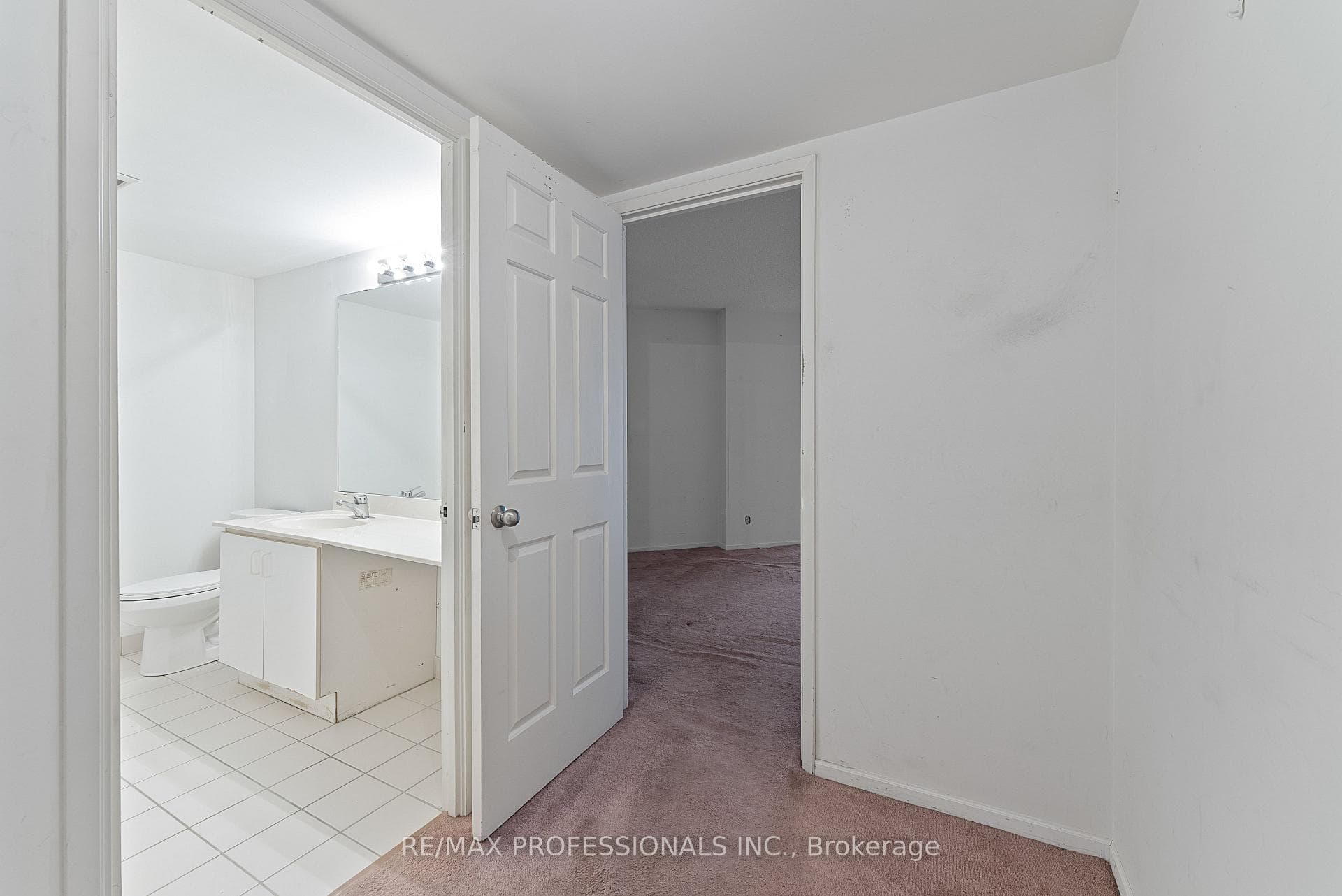 717 Bay Street Unit 602 photo 23