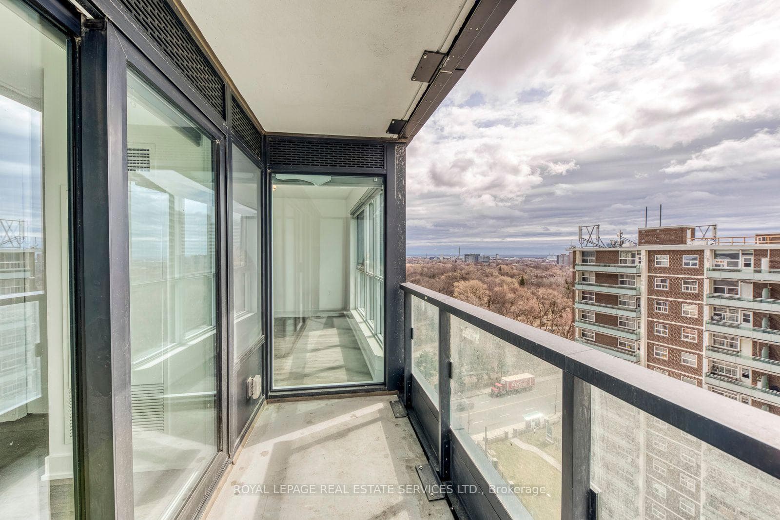 585 Bloor Street Unit 1320 photo 27