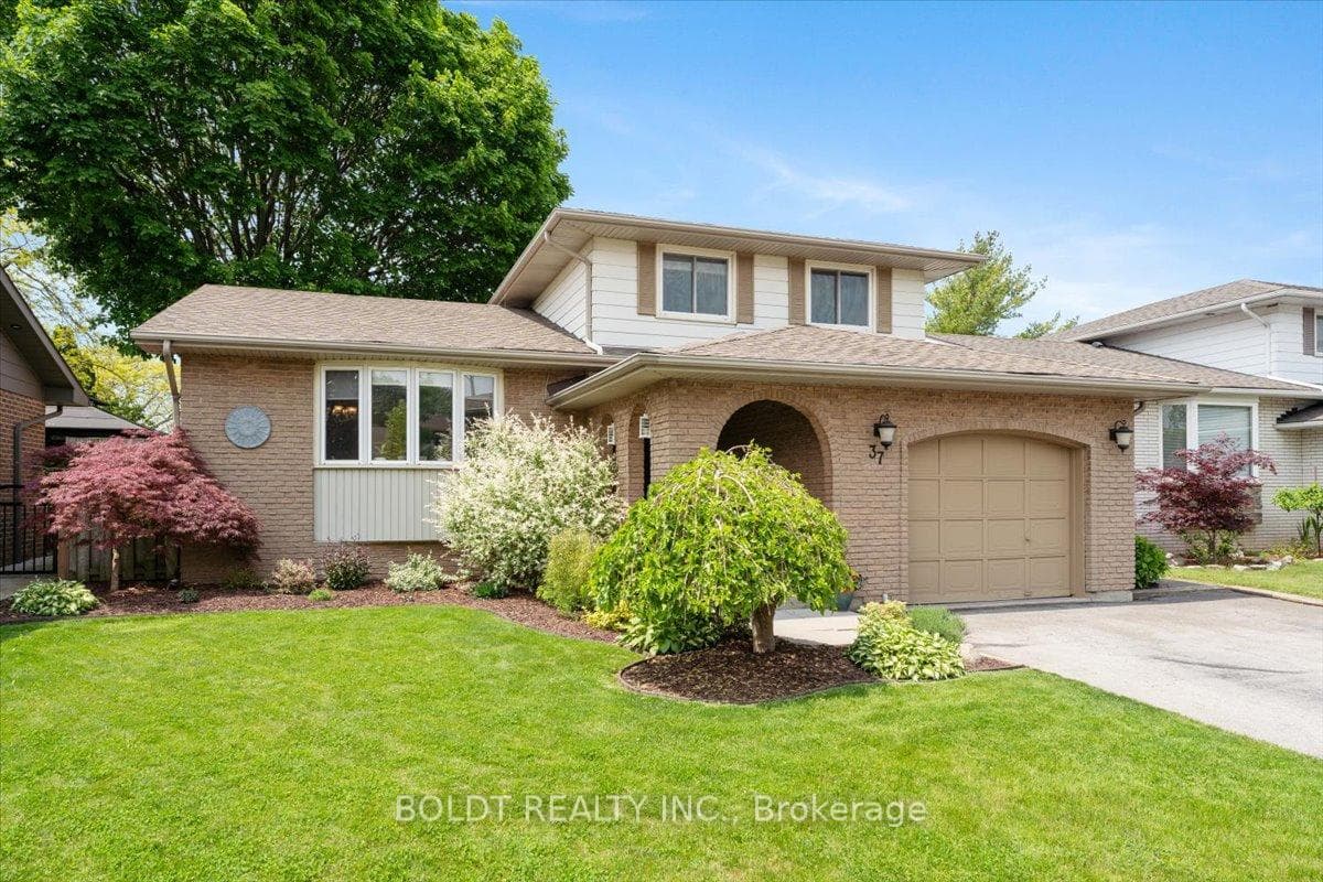 37 Lakebreeze Crescent photo 1