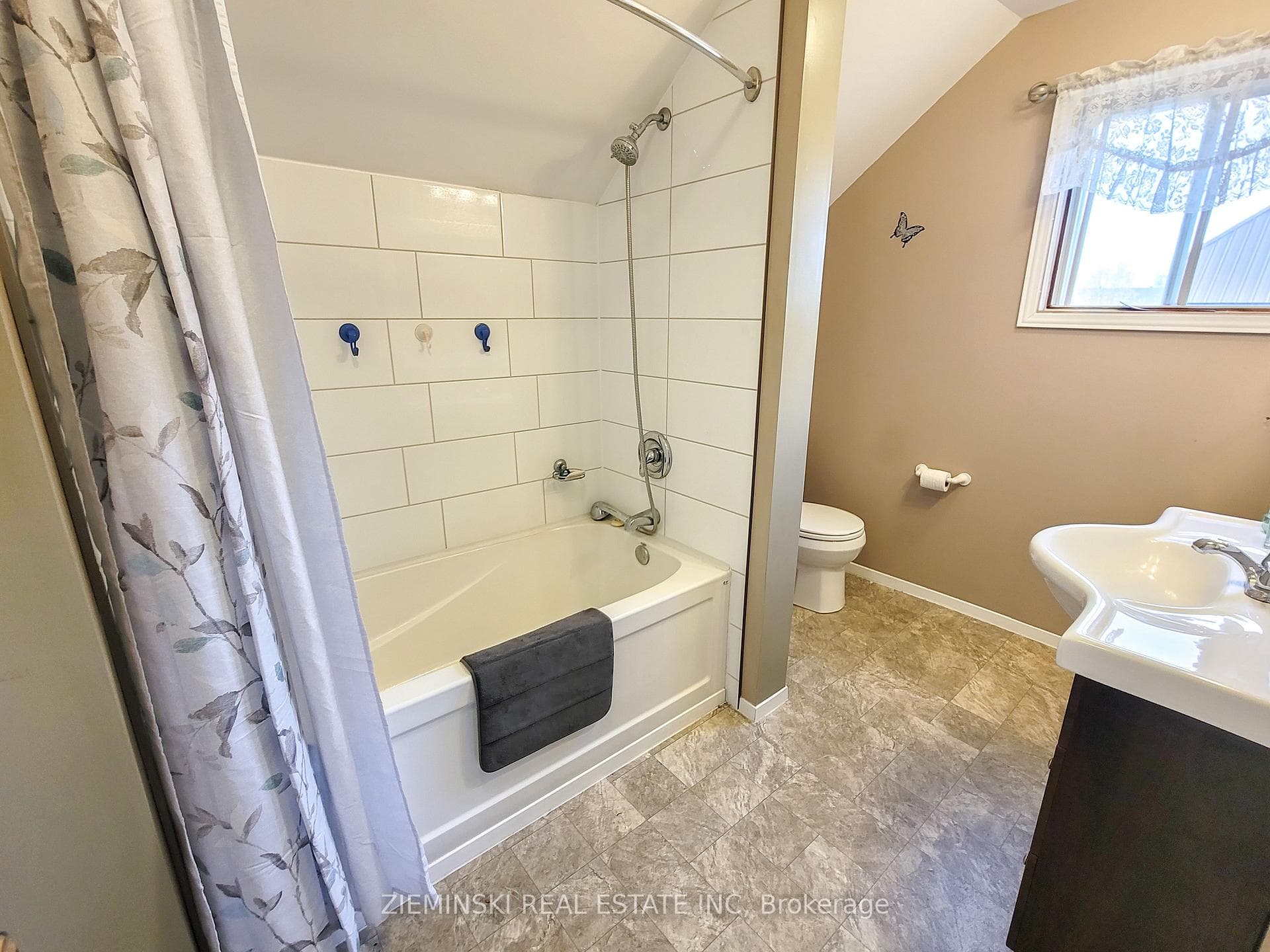 31-33 Anson Drive photo 13
