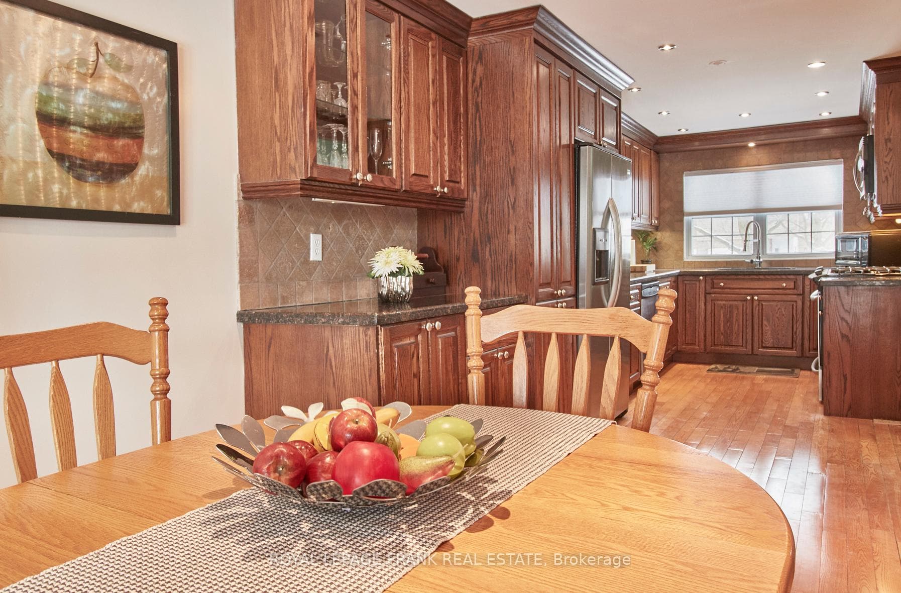 1812 Listowell Crescent photo 4