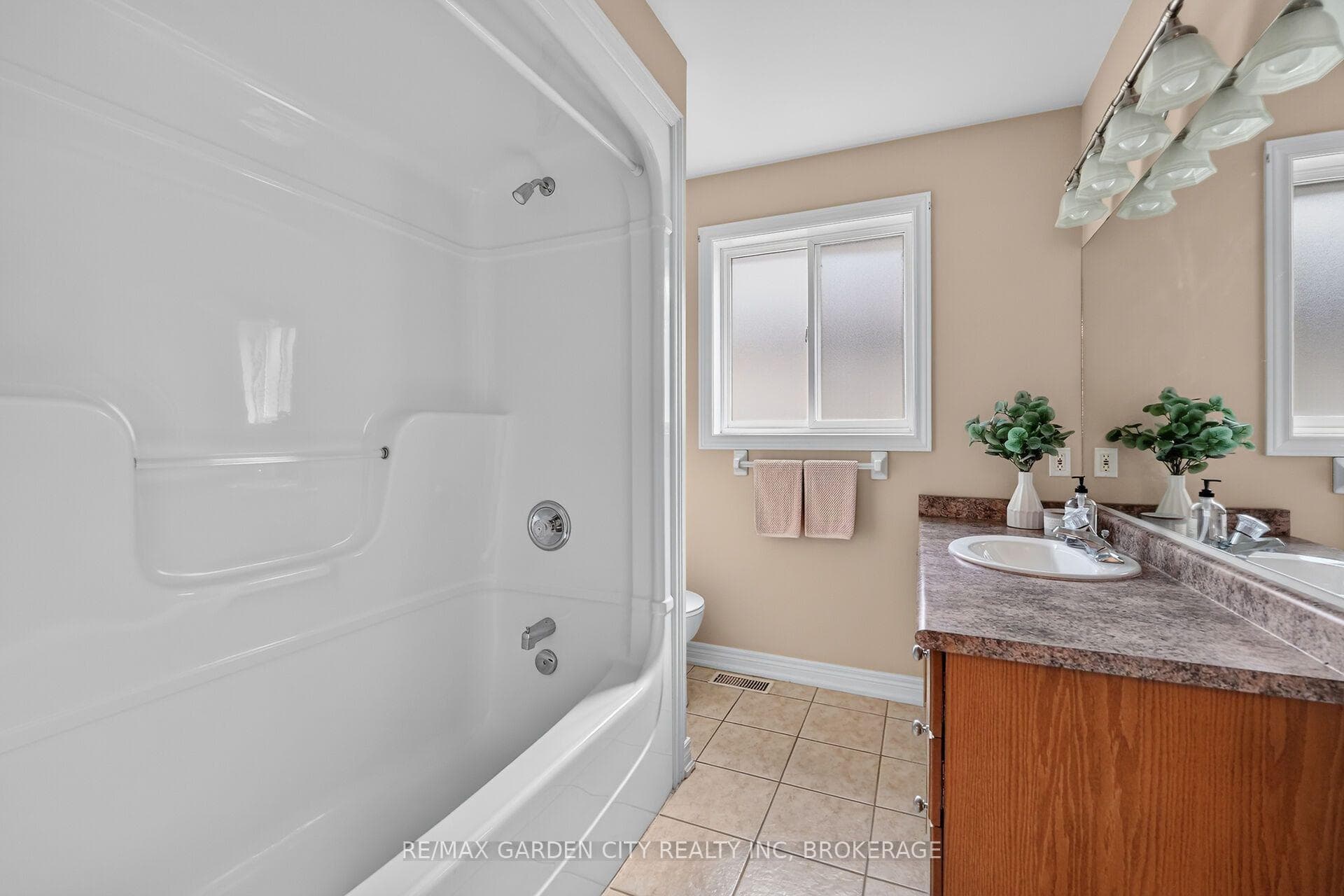 Main 4 pc bathroom