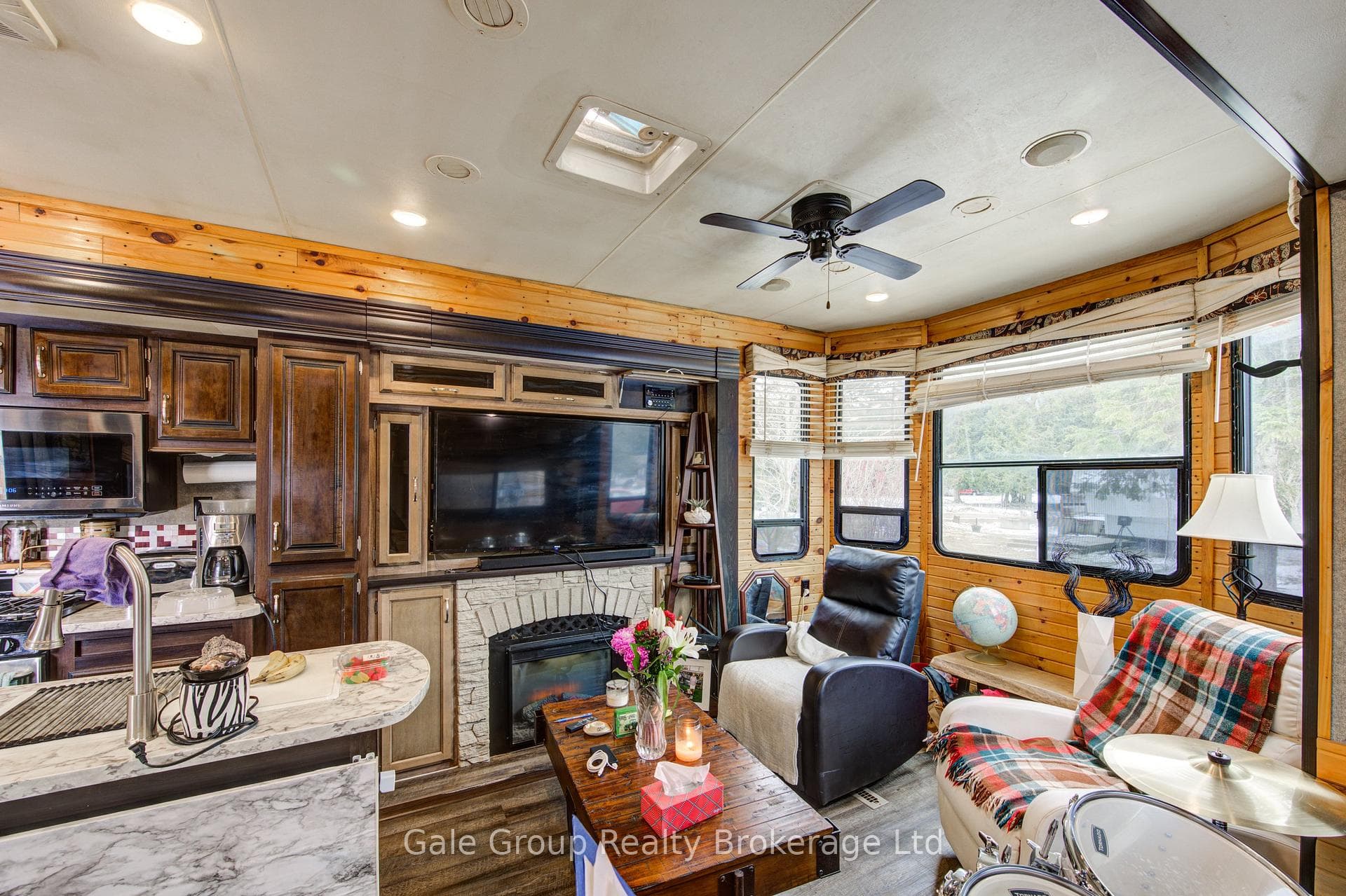 495856 10th Line Unit 92 photo 8