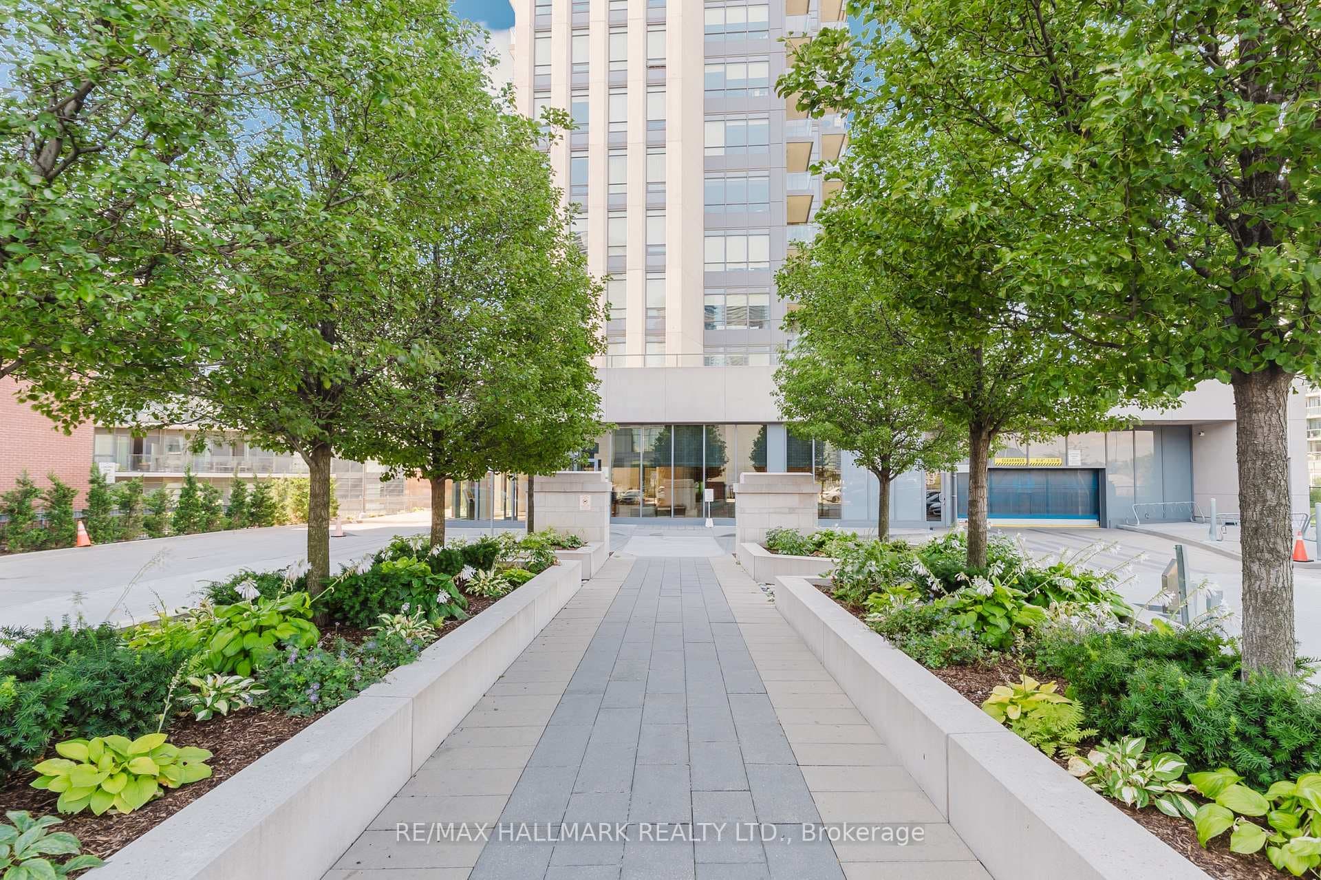 36 PARK LAWN Road Unit 1609 photo 3