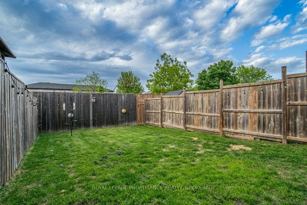 1560 Davenport Crescent photo 42