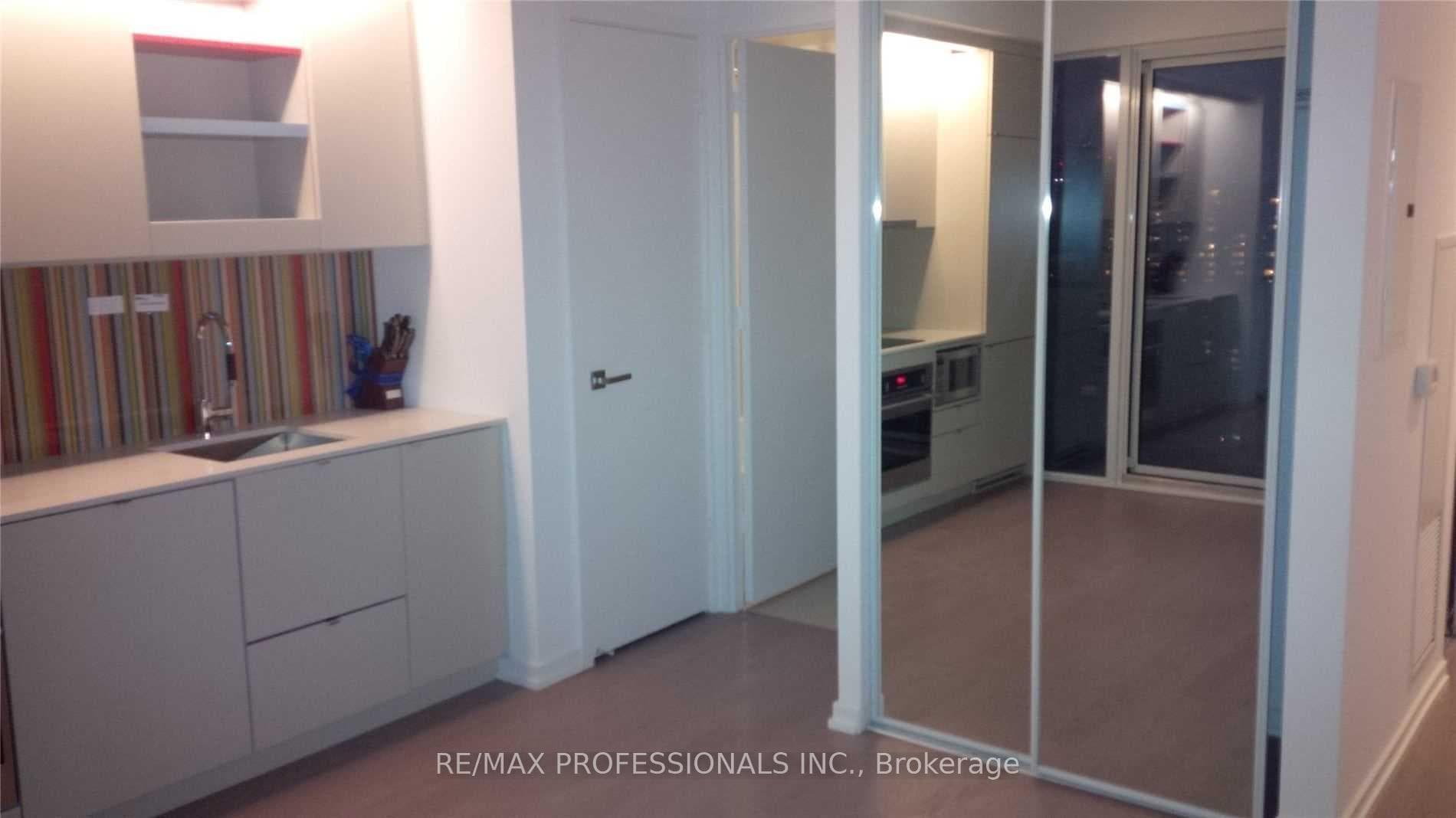 101 Peter Street Unit 2002 photo 2