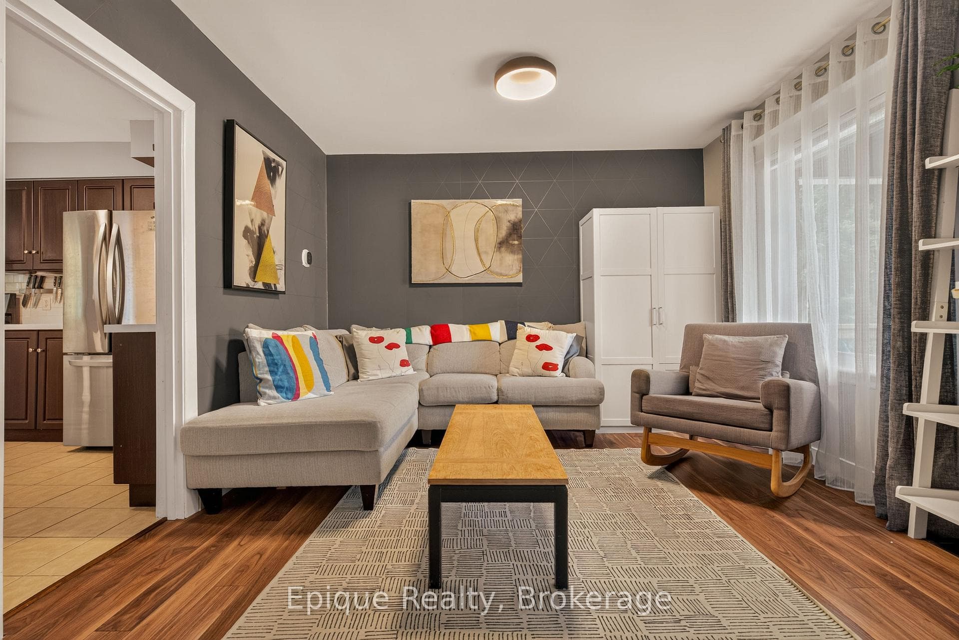 93 Graham Avenue photo 9
