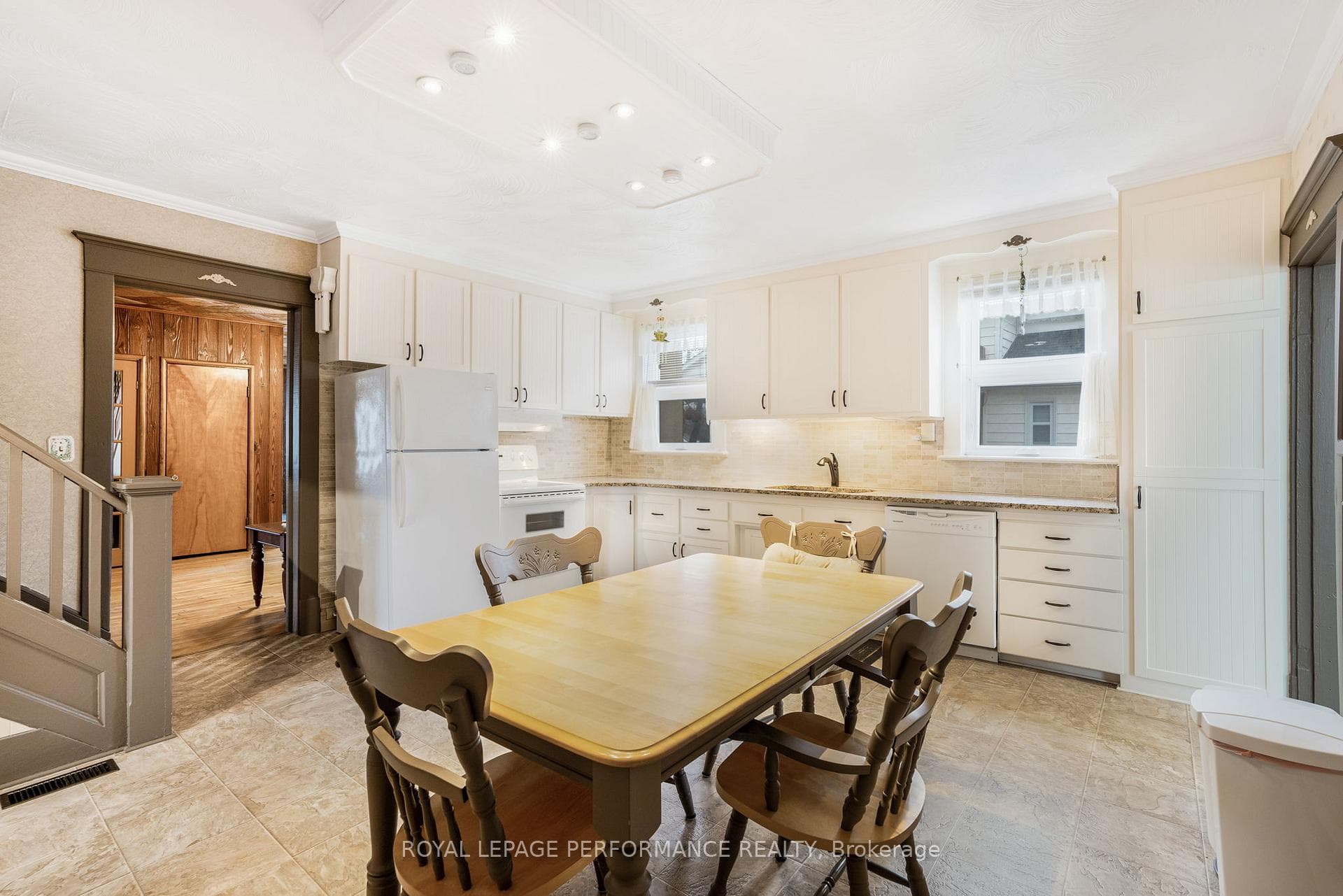 72 Longueuil Street photo 8