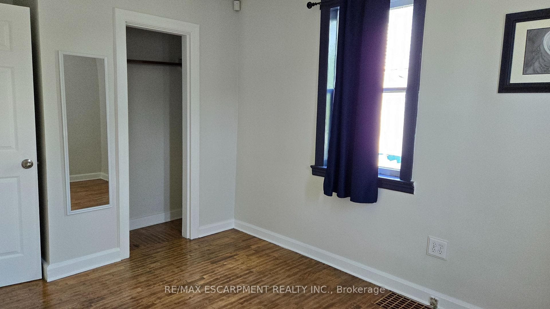 691 Upper James Street photo 16