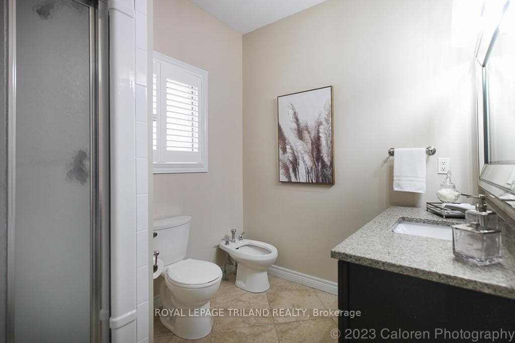 592 CLEARWATER Crescent photo 17