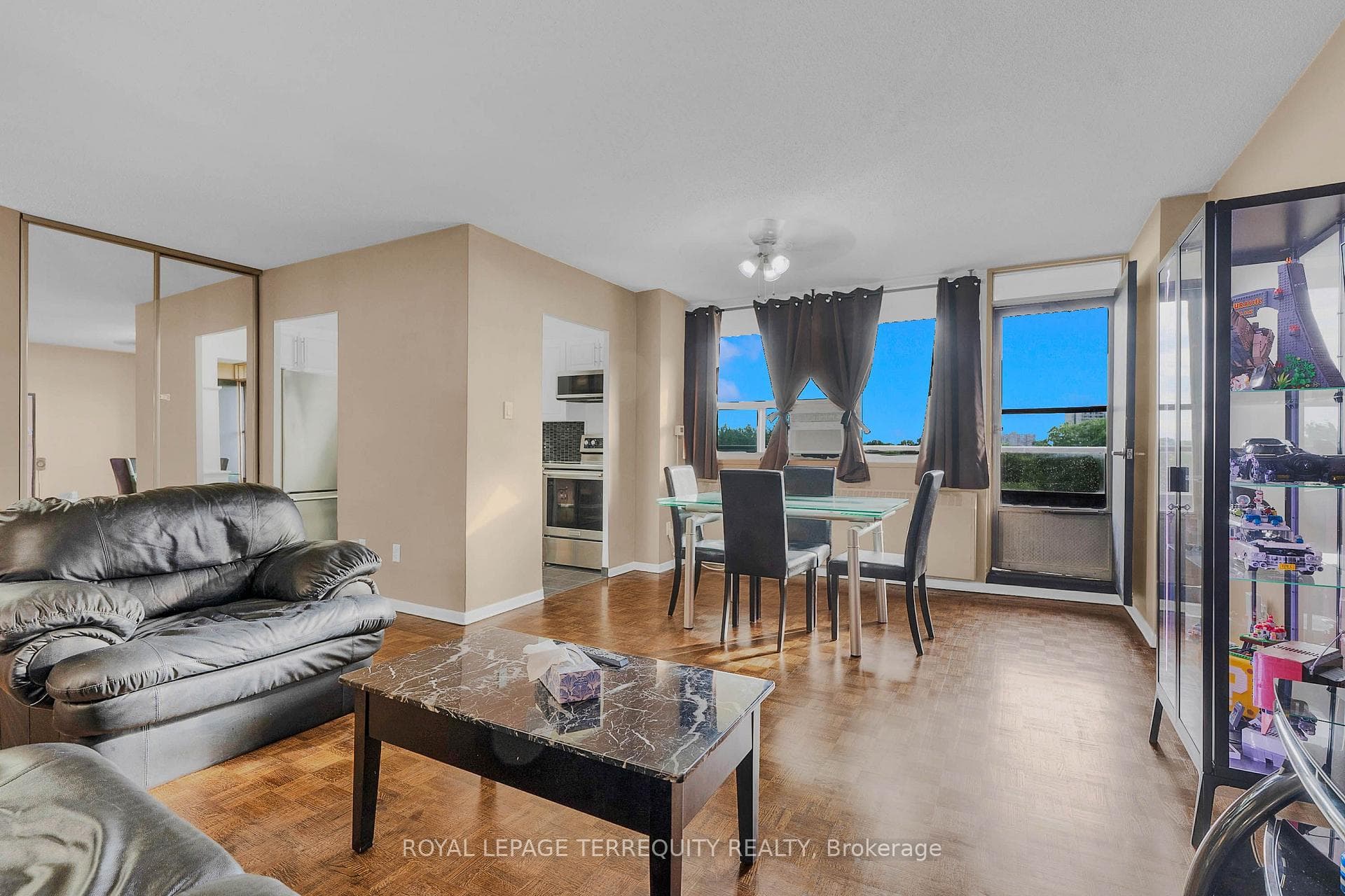 180 Markham Road Unit 816 photo 12