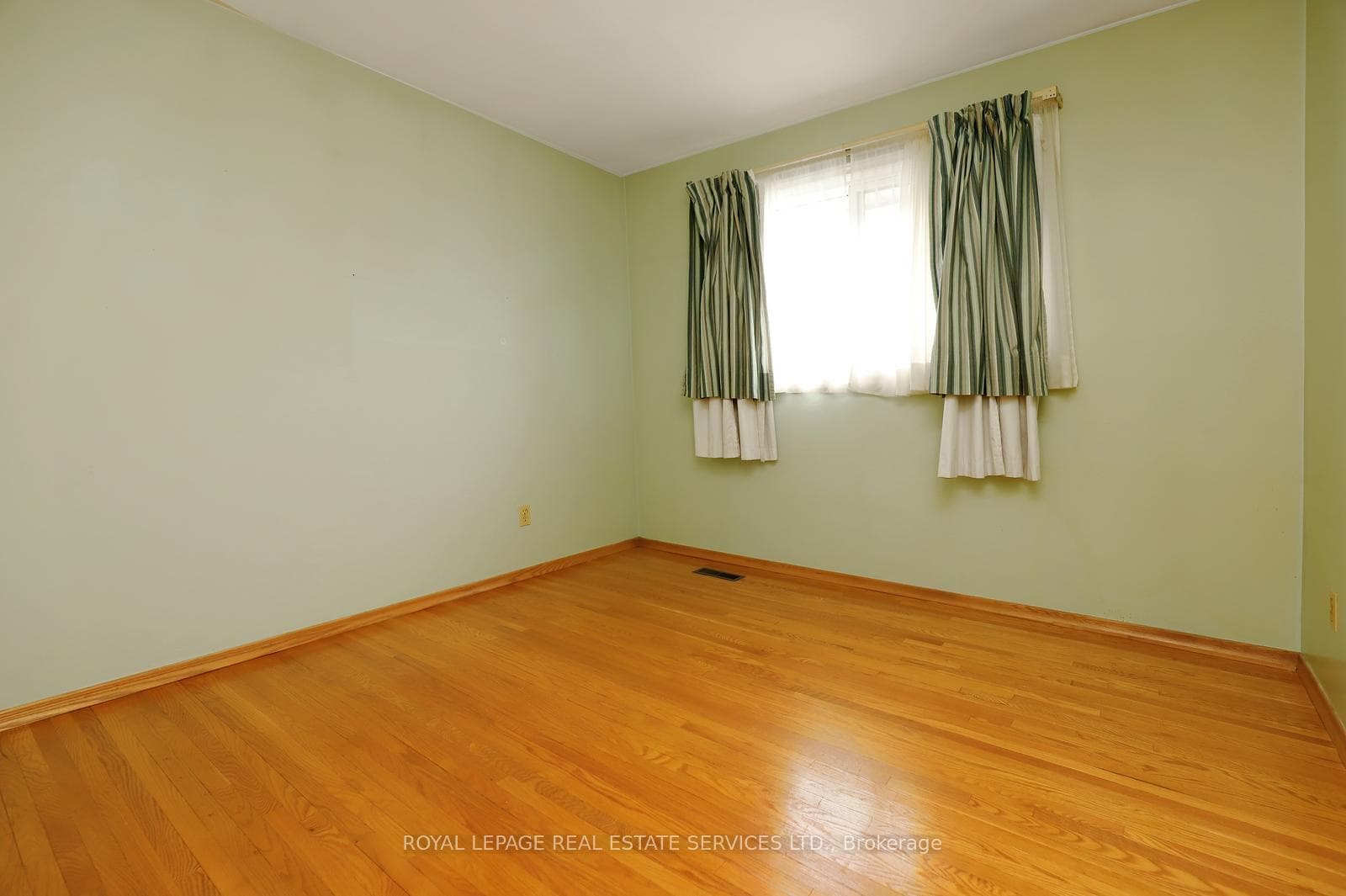 2671 Homelands Drive photo 16
