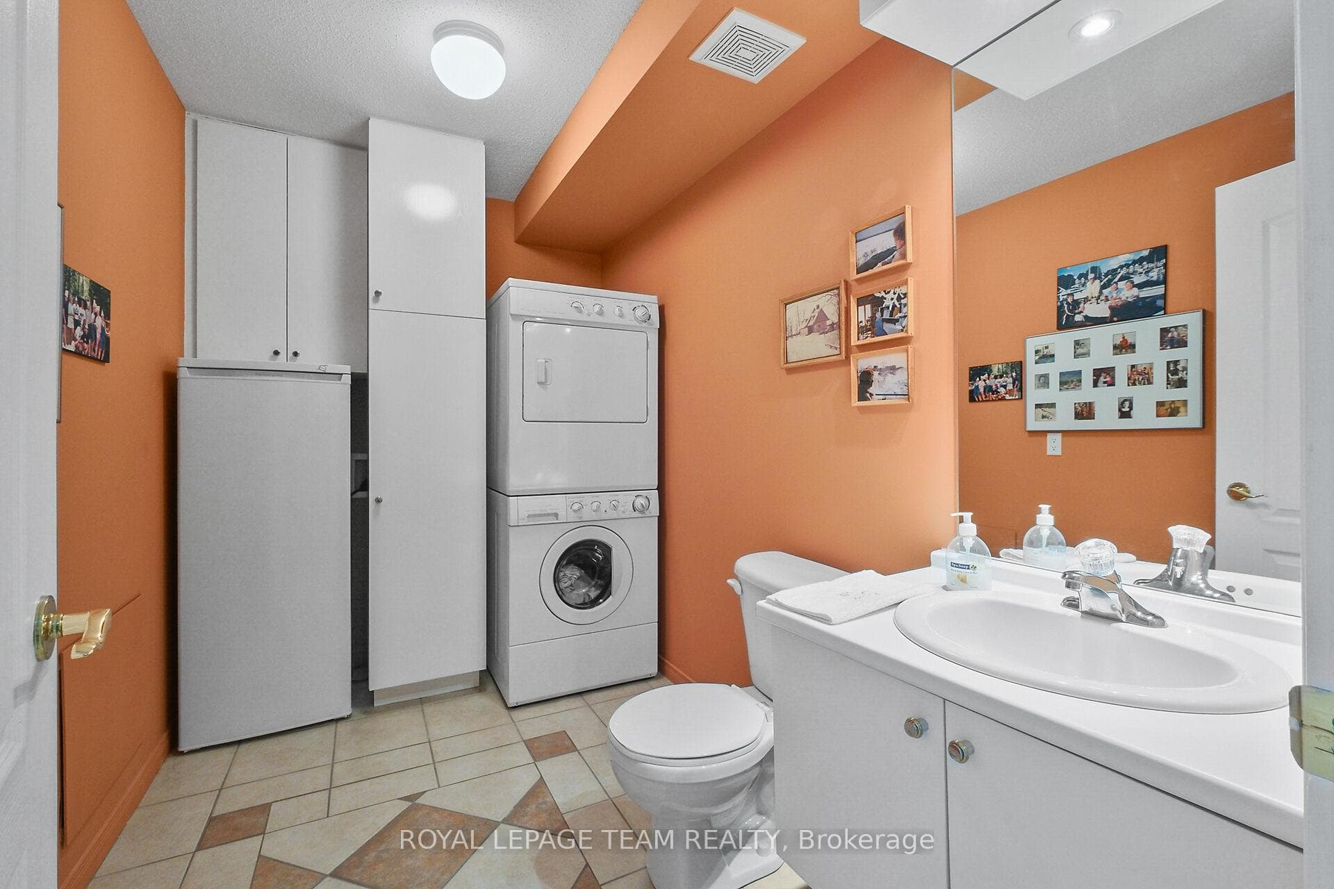 Powder room + in unit laundry