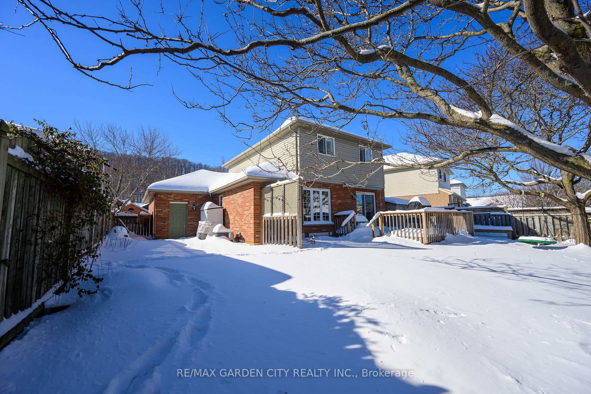 94 COLONIAL Crescent photo 30