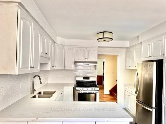 11 Maxwell Street photo 2