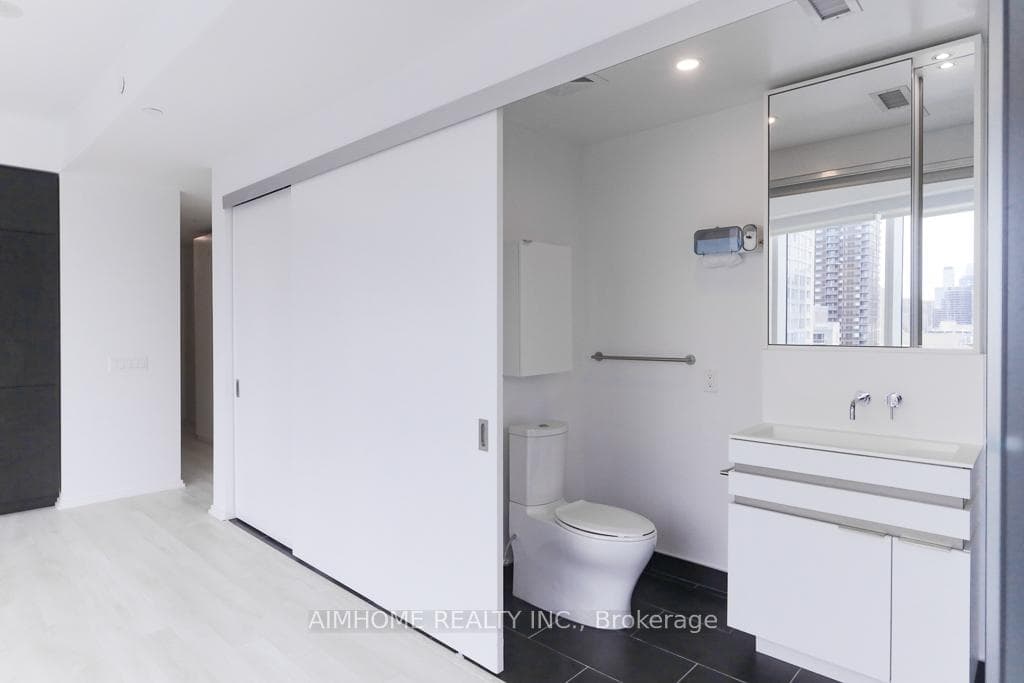 197 Yonge Street Unit 1812 photo 7
