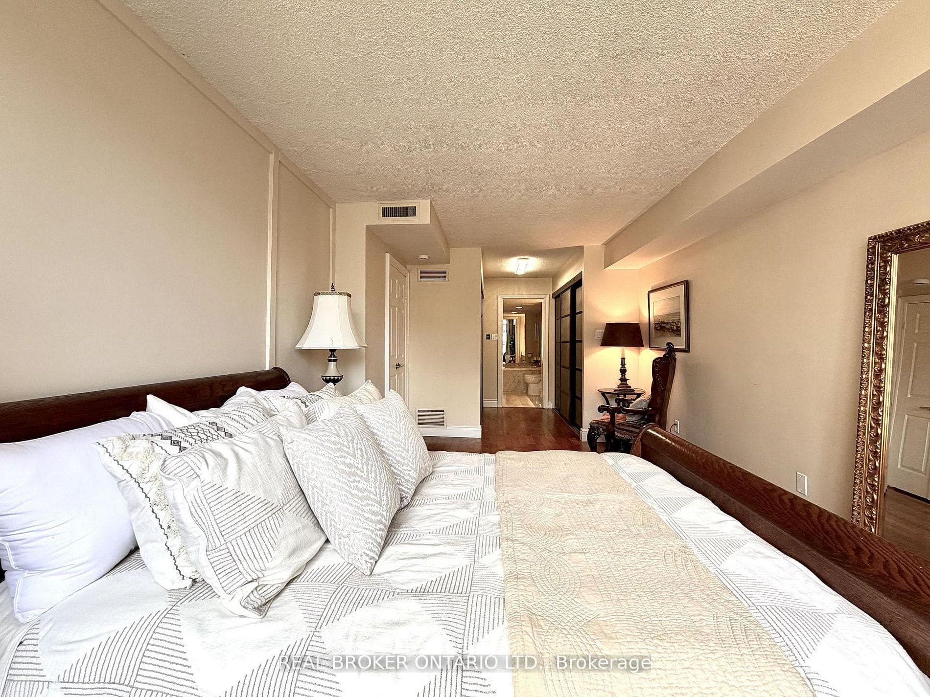 130 Carlton Street Unit 602 photo 23