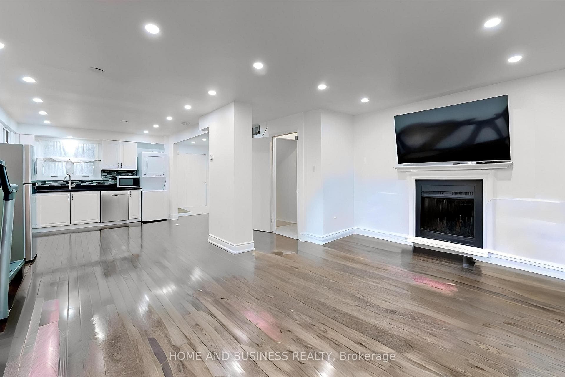 31 Greenleaf Crescent Unit Upper photo 3