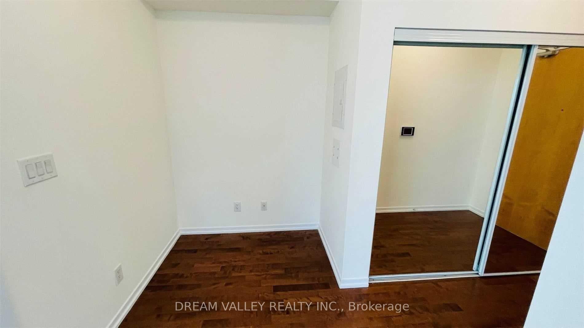 65 Bremner Boulevard Unit 3908 photo 5