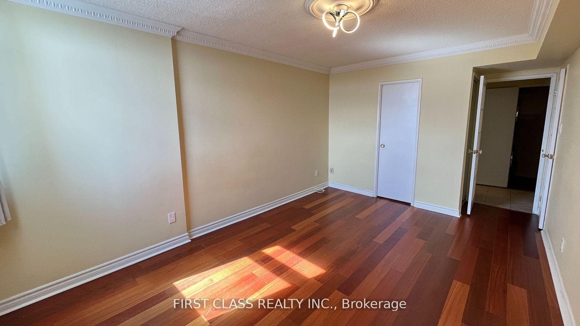 7811 Yonge Street Unit 905 photo 12