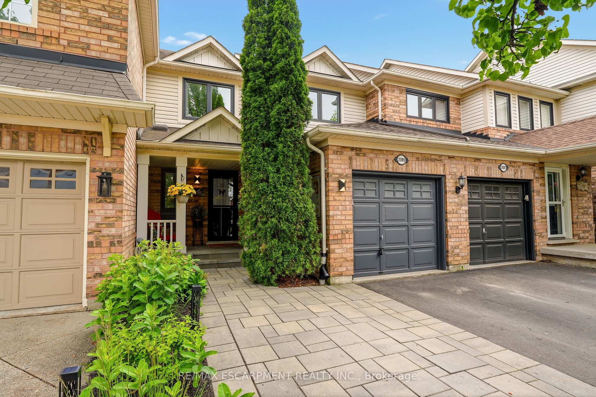 2089 Broadleaf Crescent photo 2