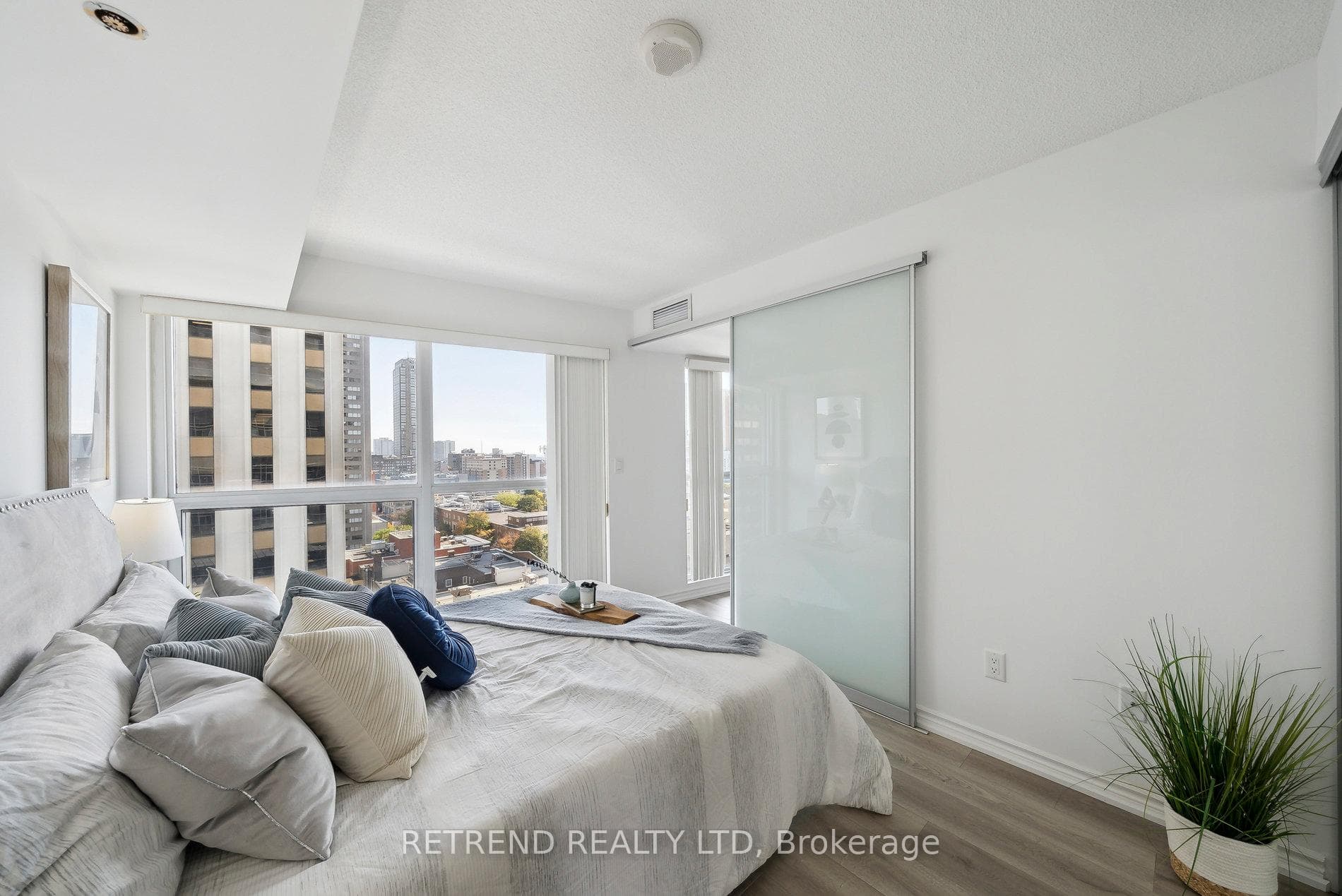 386 Yonge Street Unit 1004 photo 10