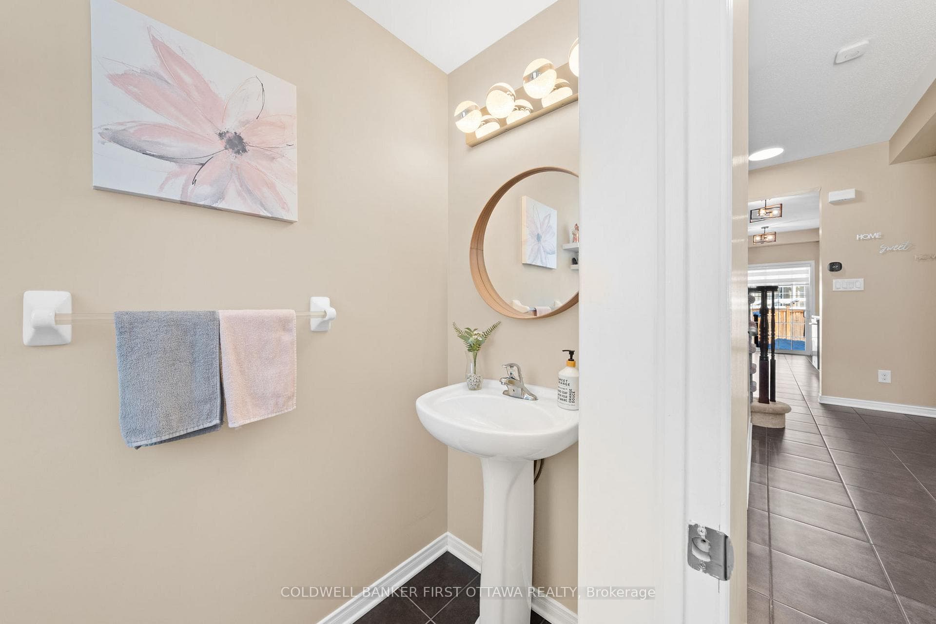 575 ASHBOURNE Crescent photo 11