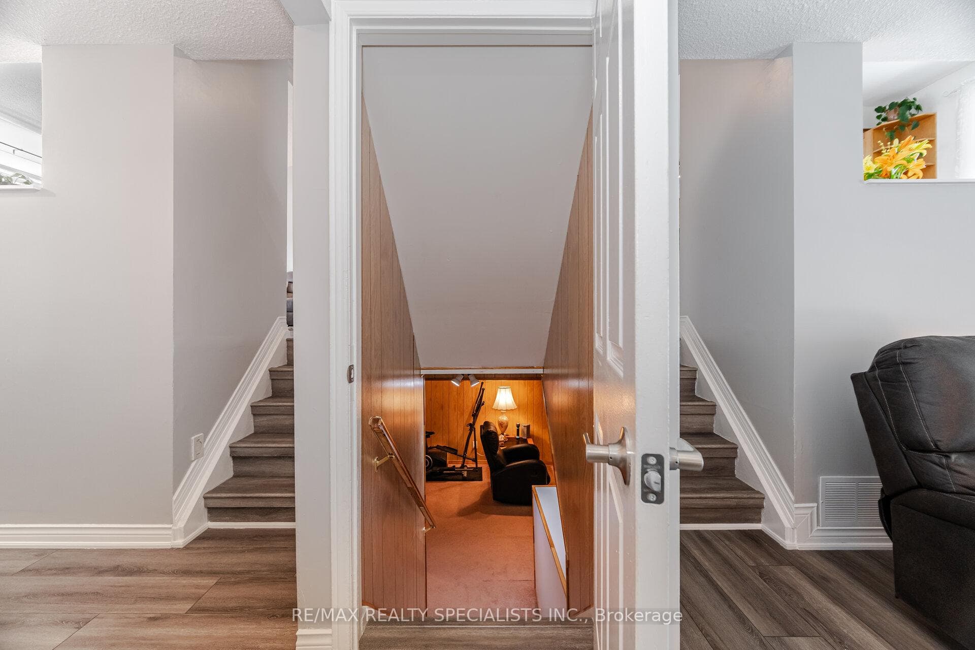 325 Kingsview Drive photo 36