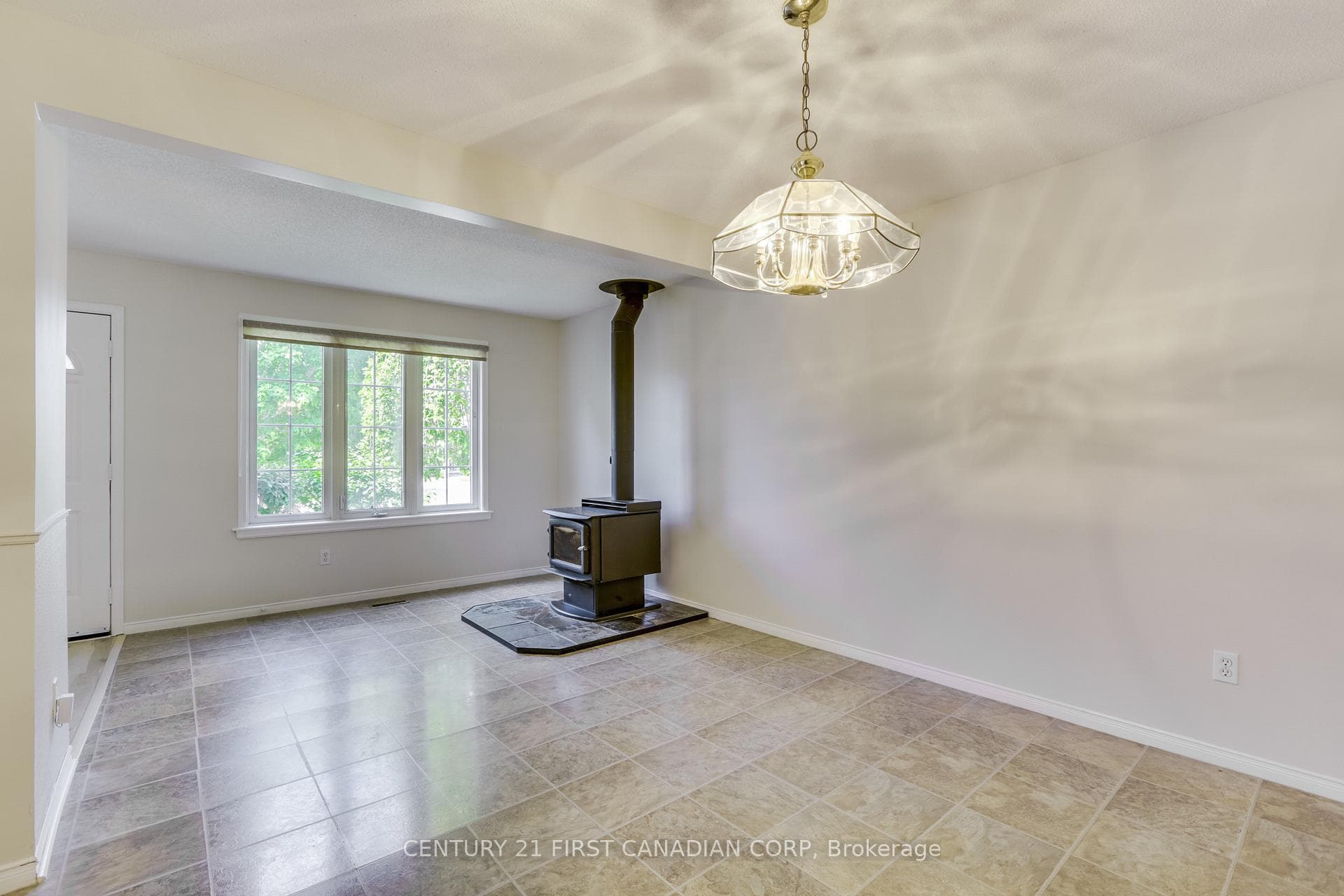 604 Talltree Crescent photo 6