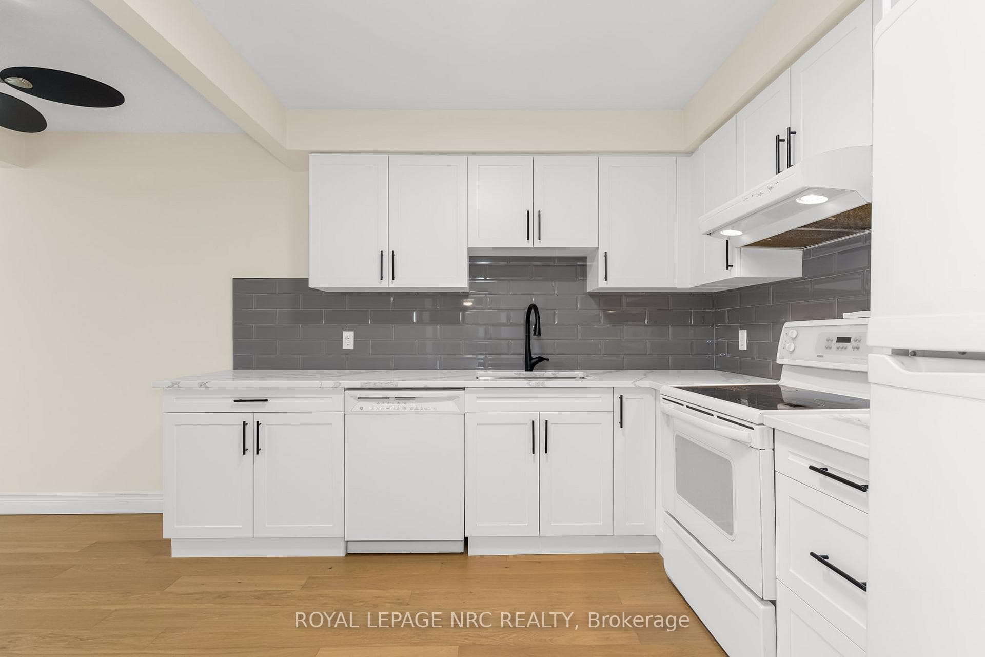122 Lakeshore Road Unit 34 photo 9