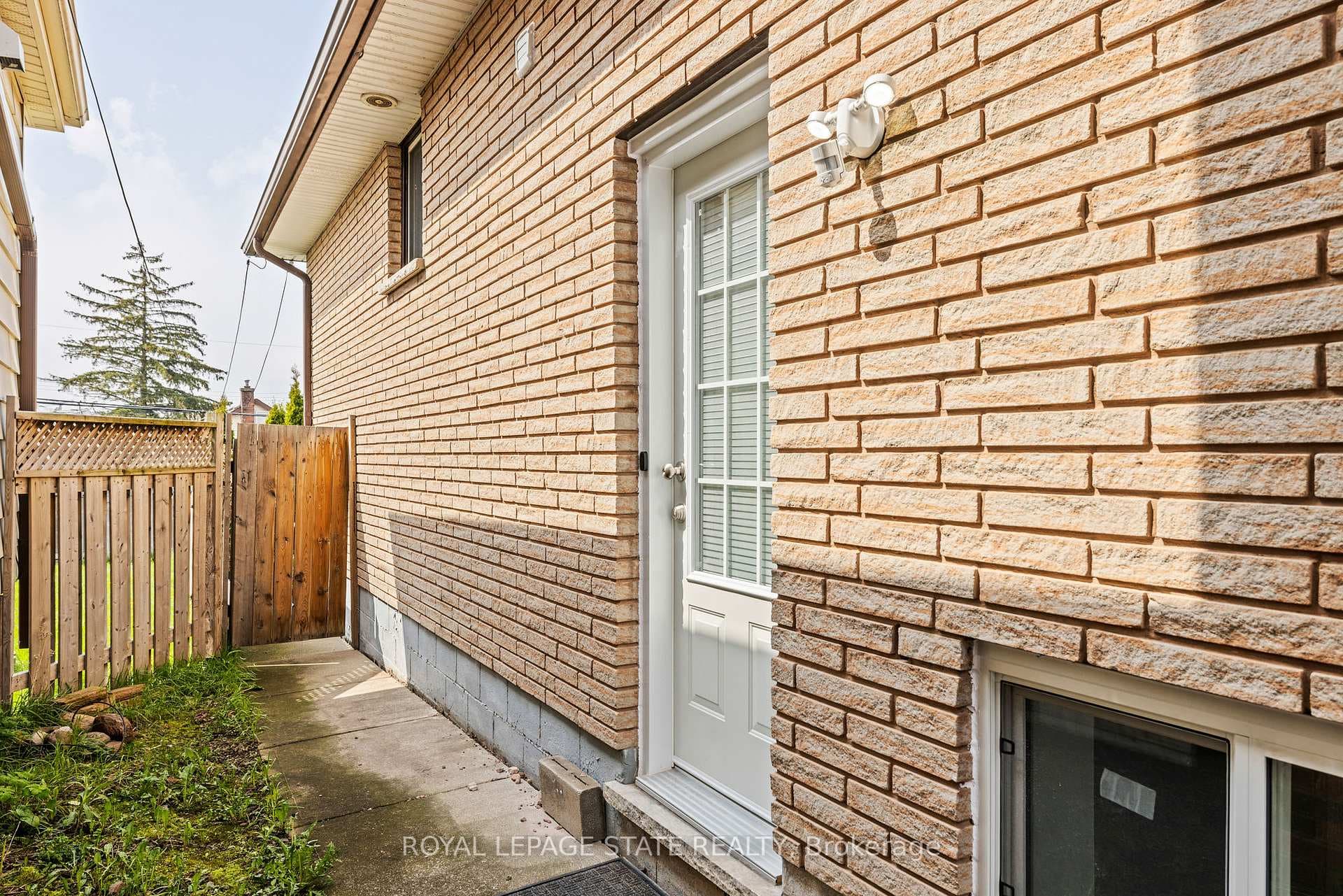 79 Delena Avenue Unit Lower photo 2