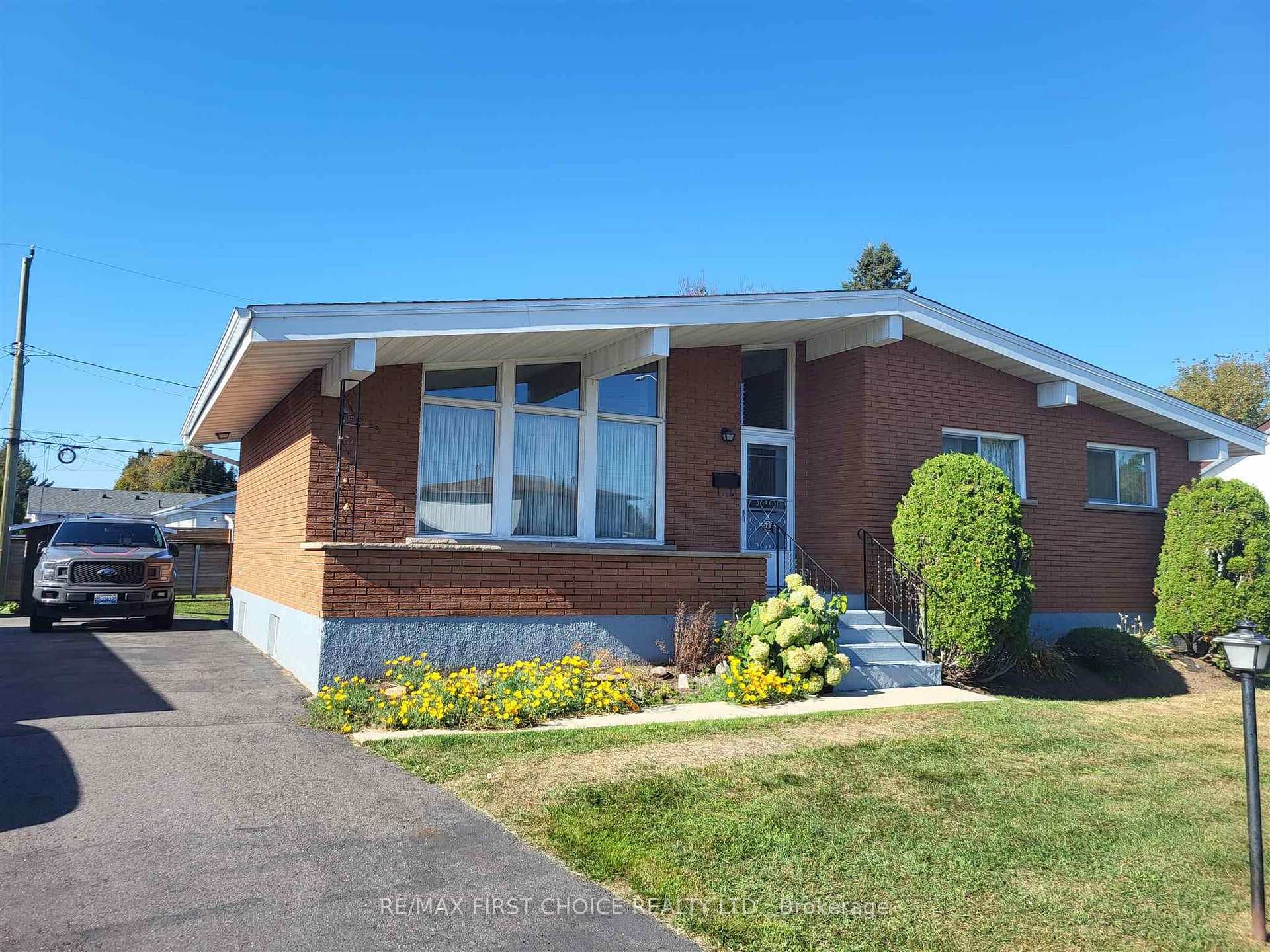 523 Westminster Street photo 32