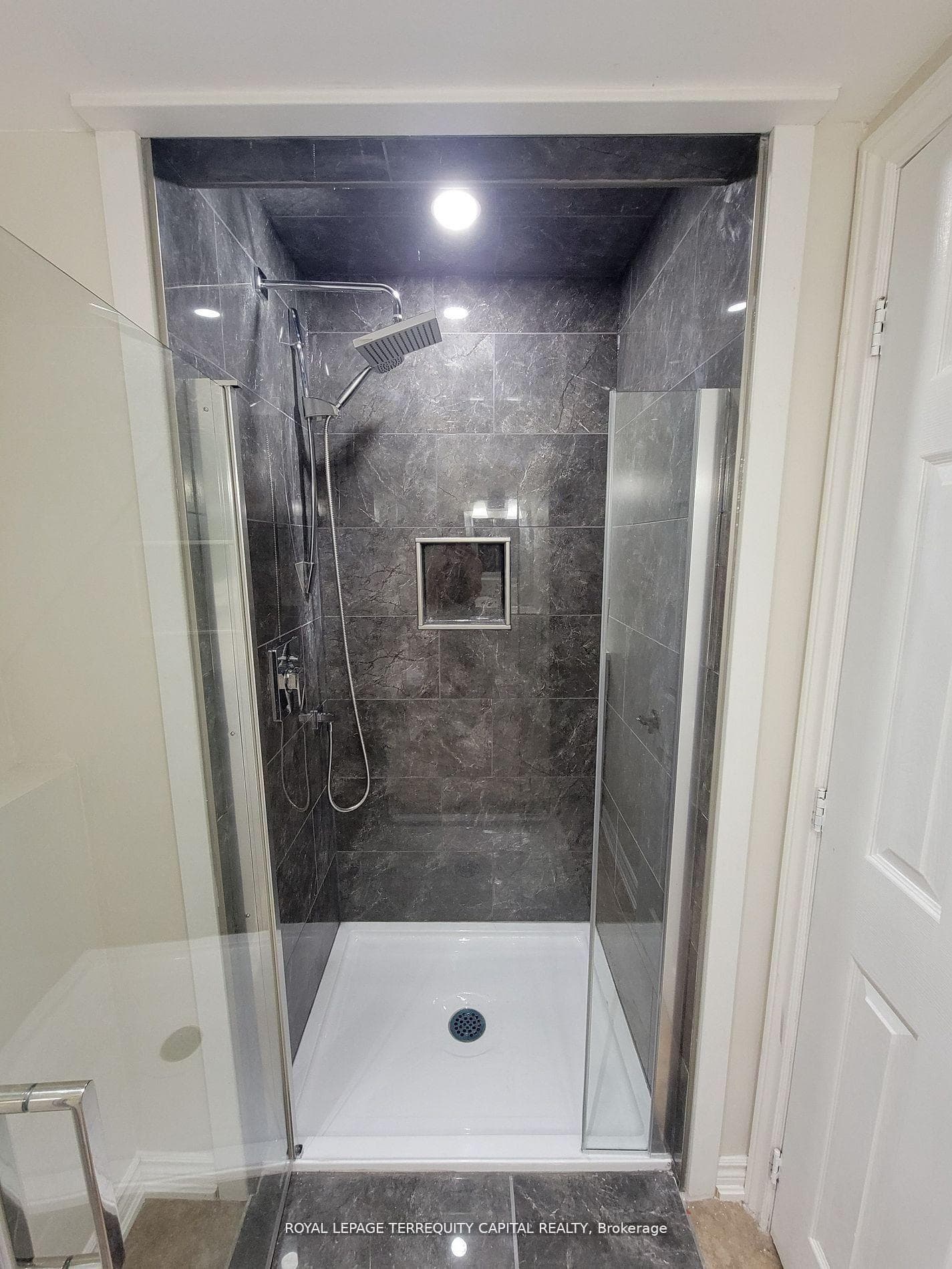 20 Mowat Crescent Unit Lower photo 12