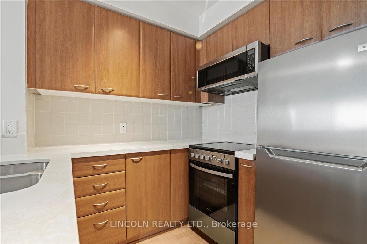 36 Lee Centre Drive Unit 815 photo 16