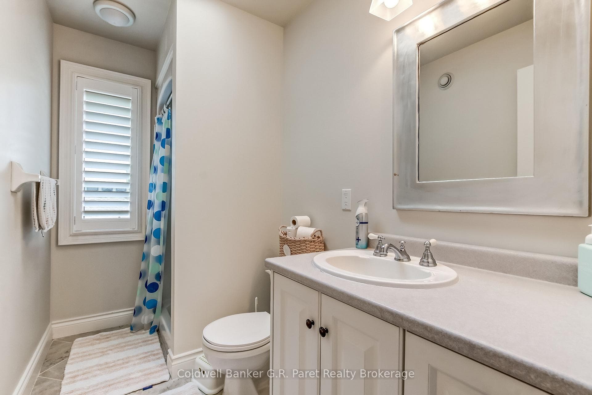 Upper level guest bath.