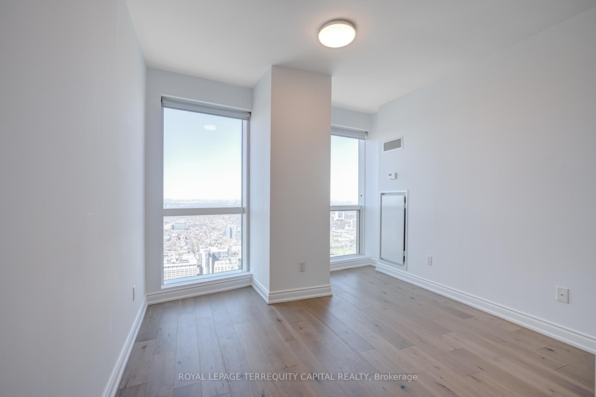 388 Yonge Street Unit 6810 photo 27