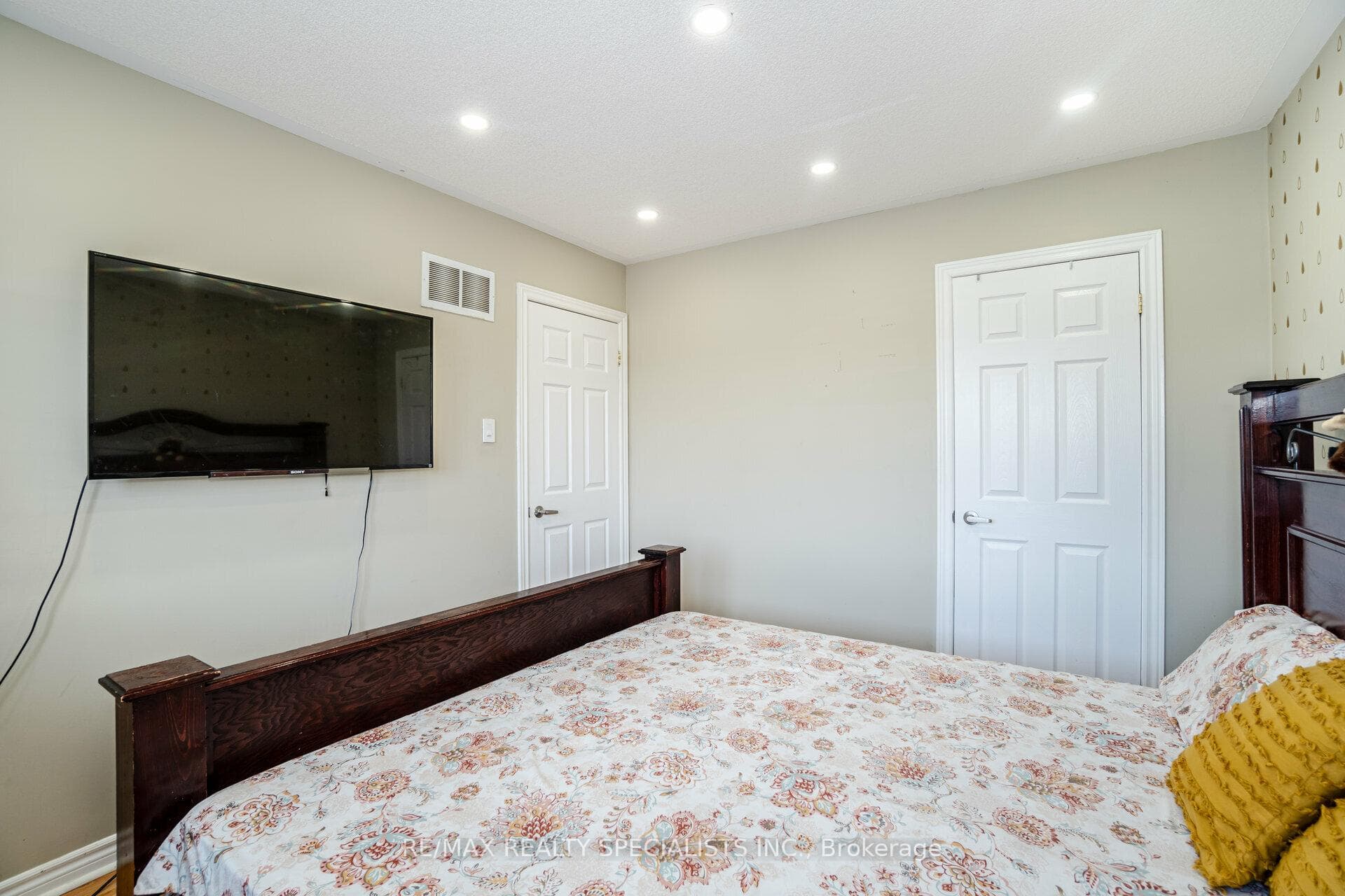 35 Gower Crescent photo 23