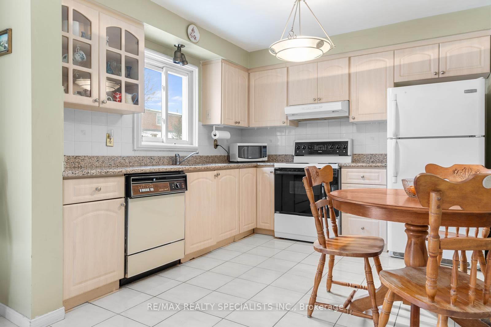 Bright Spacious Kitchen