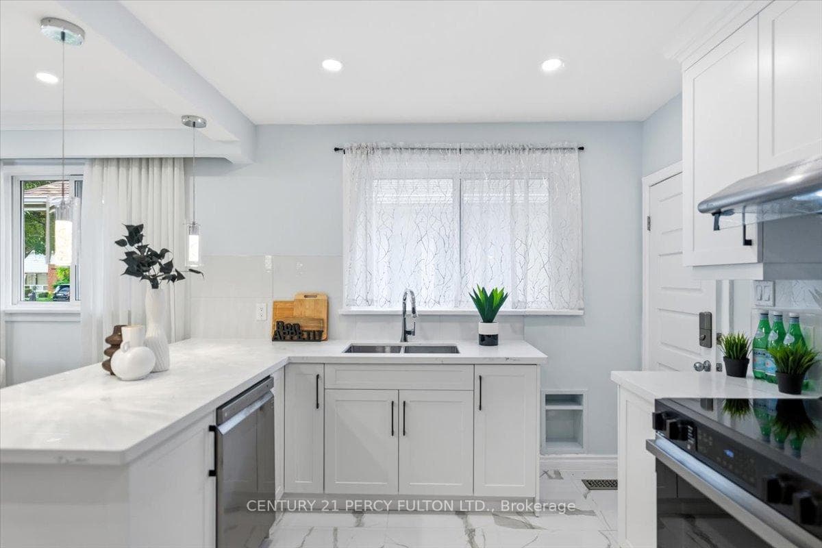 50 Mooregate Ave - kitchen