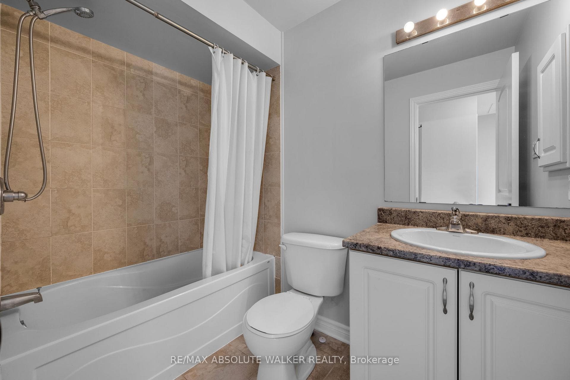 2351 Glandriel Crescent photo 38