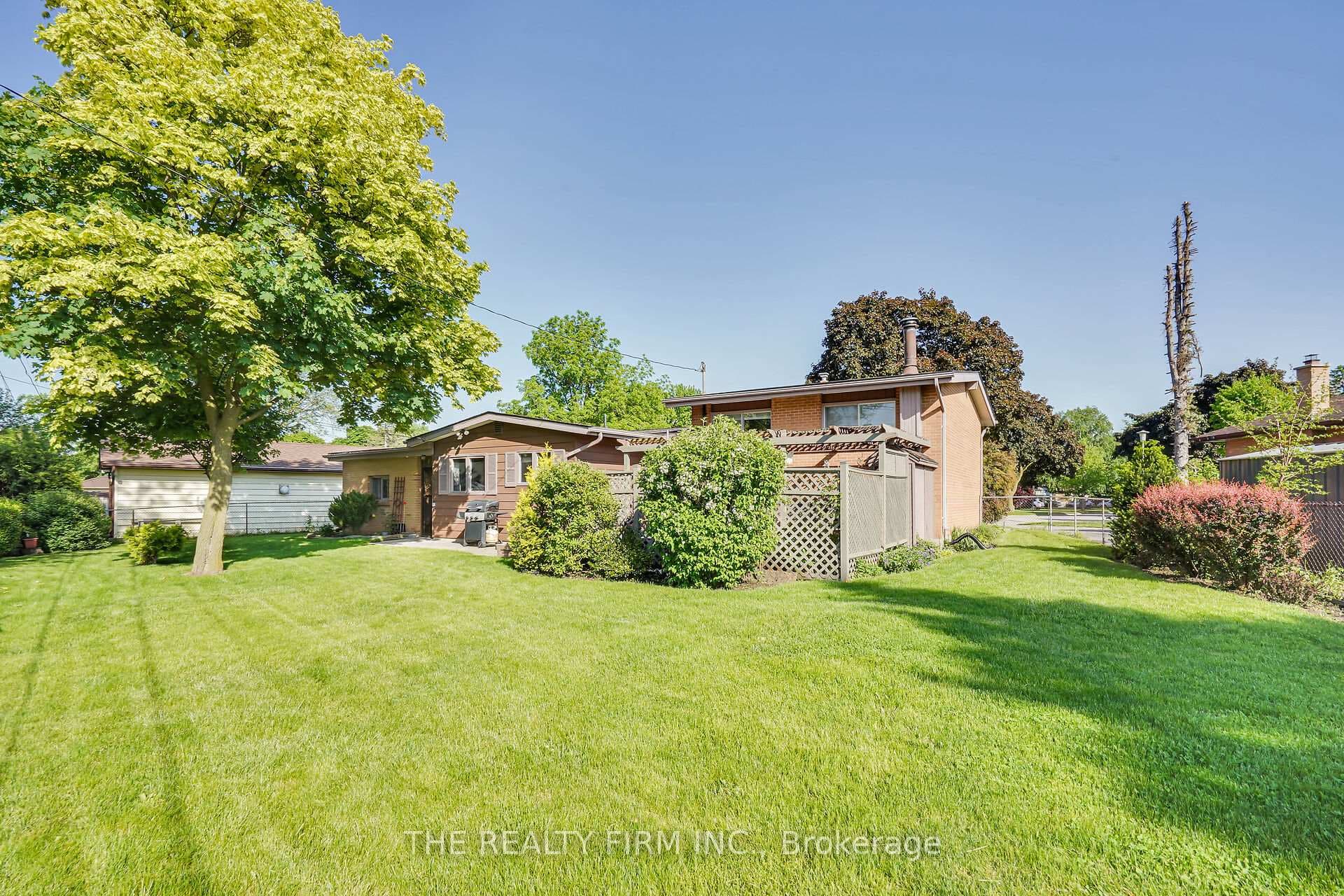 121 Goldwick Crescent photo 35