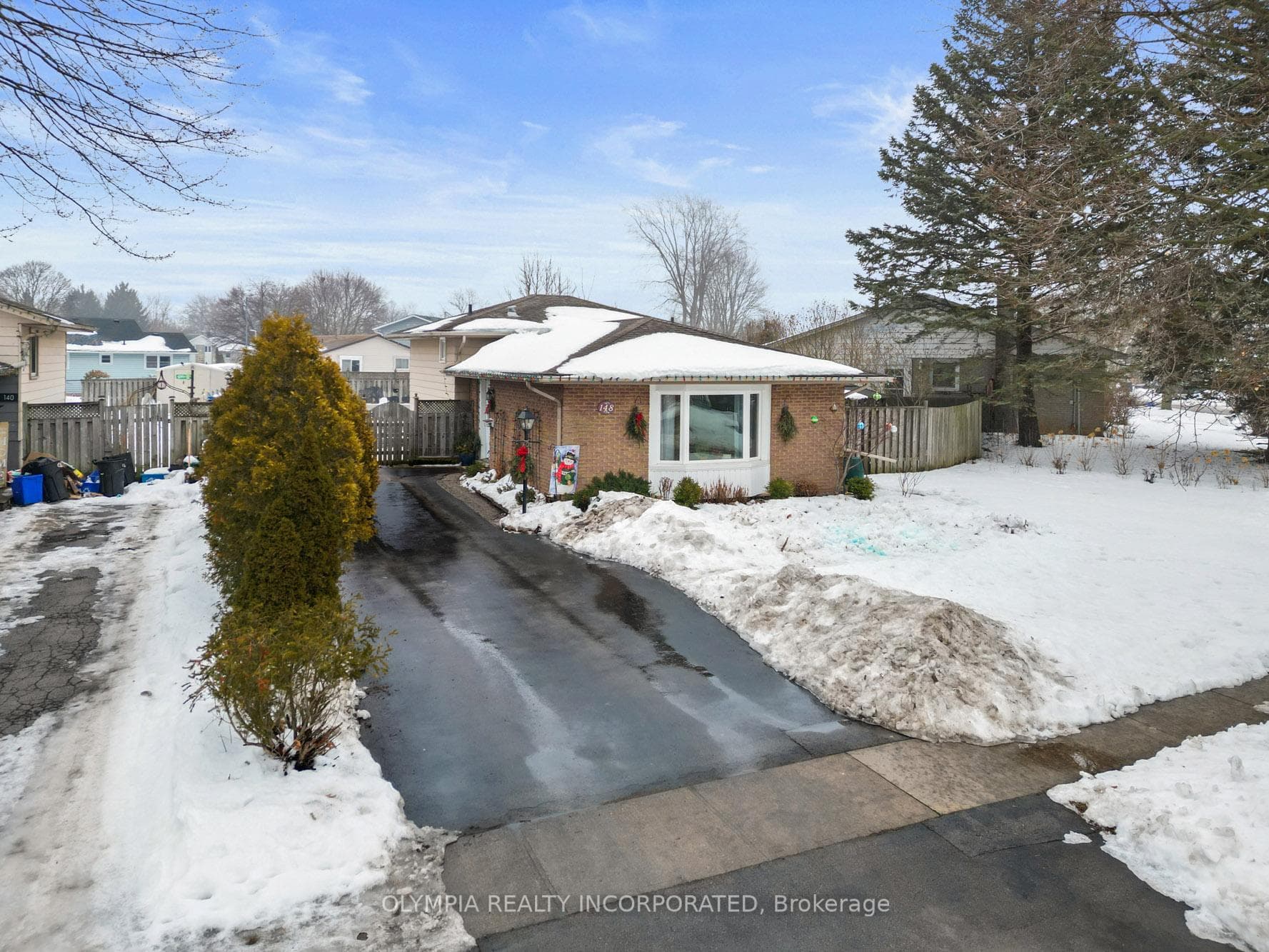 148 Leaside Drive photo 1