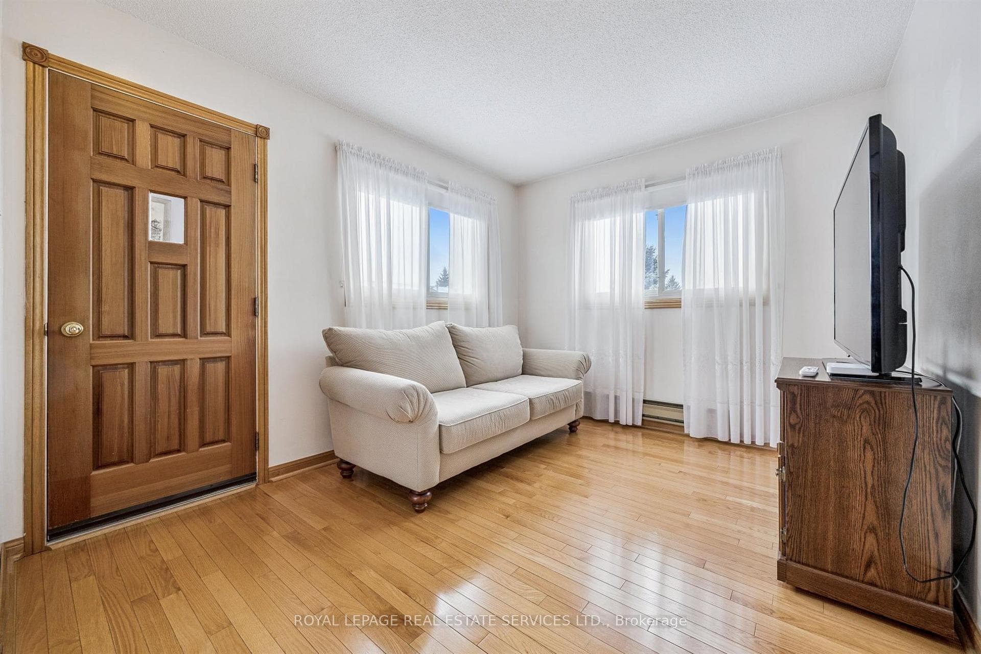 In-Law/Guest Suite Family Room w/Hardwood Flooring