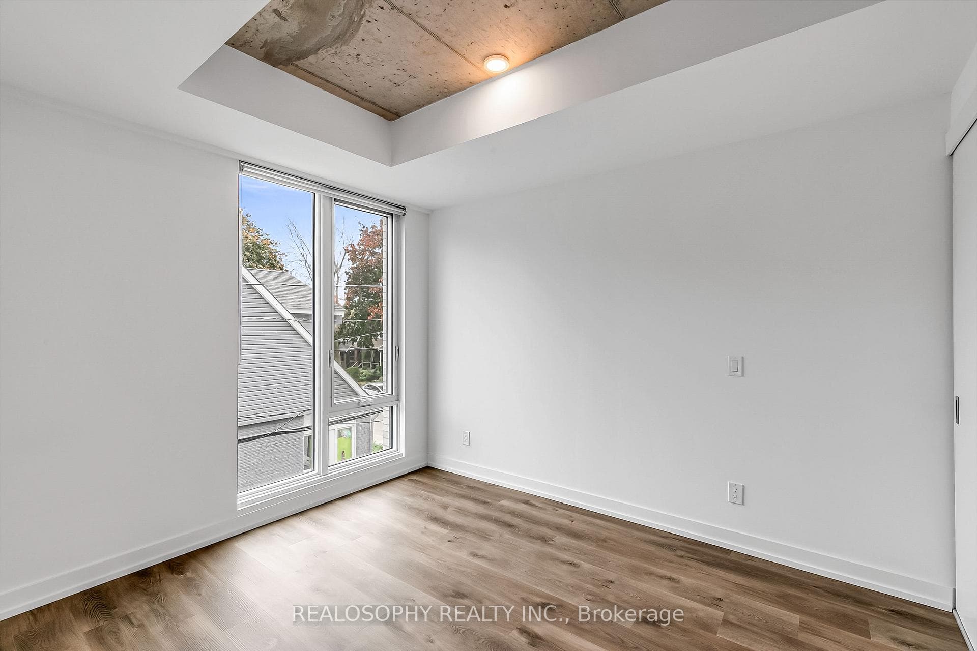 115 Larchmount Avenue Unit 201 photo 6