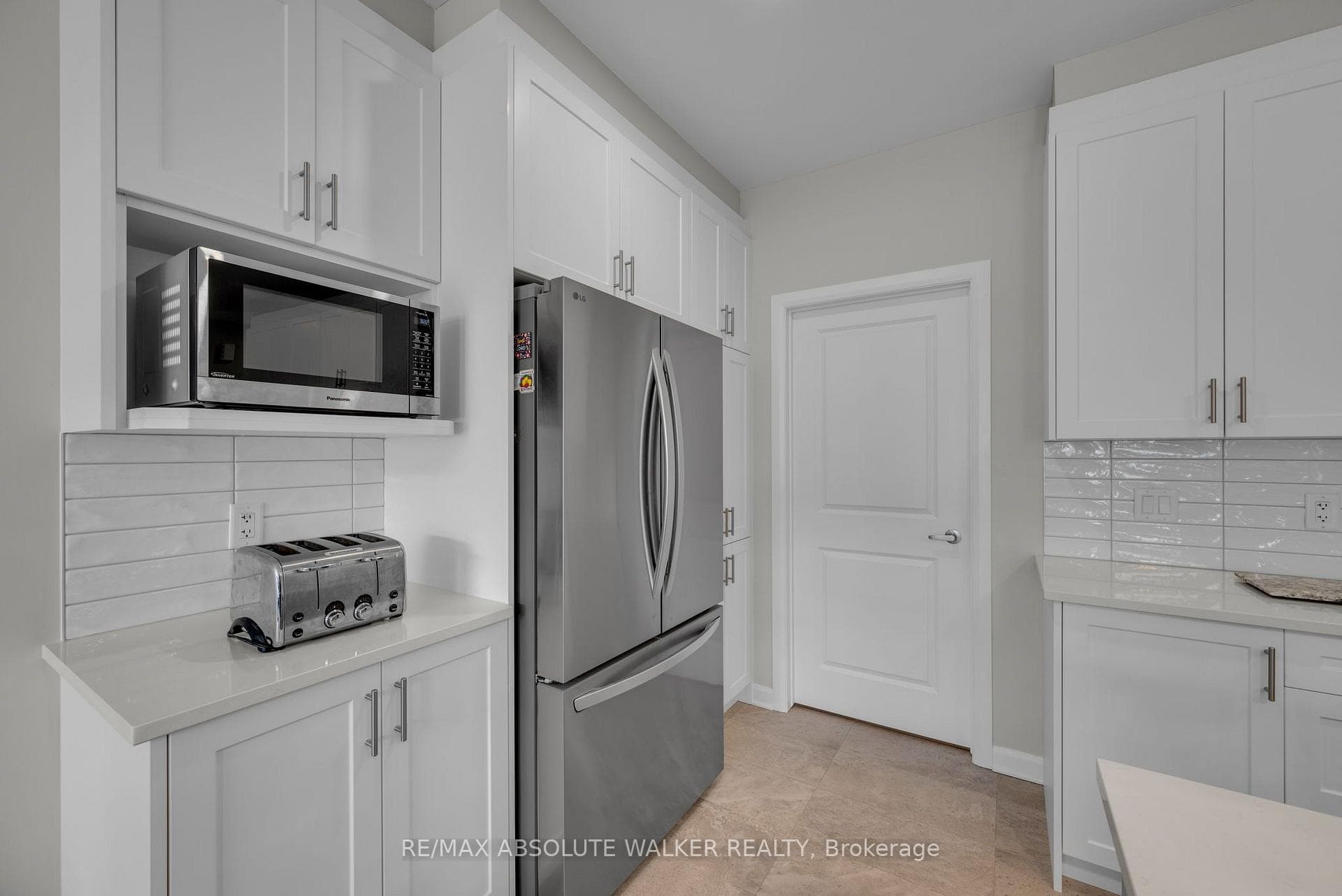 860 Companion Crescent photo 16