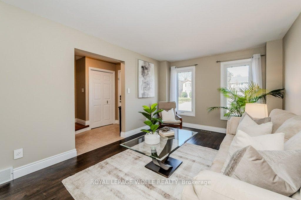 47 Sprucedale Crescent photo 7