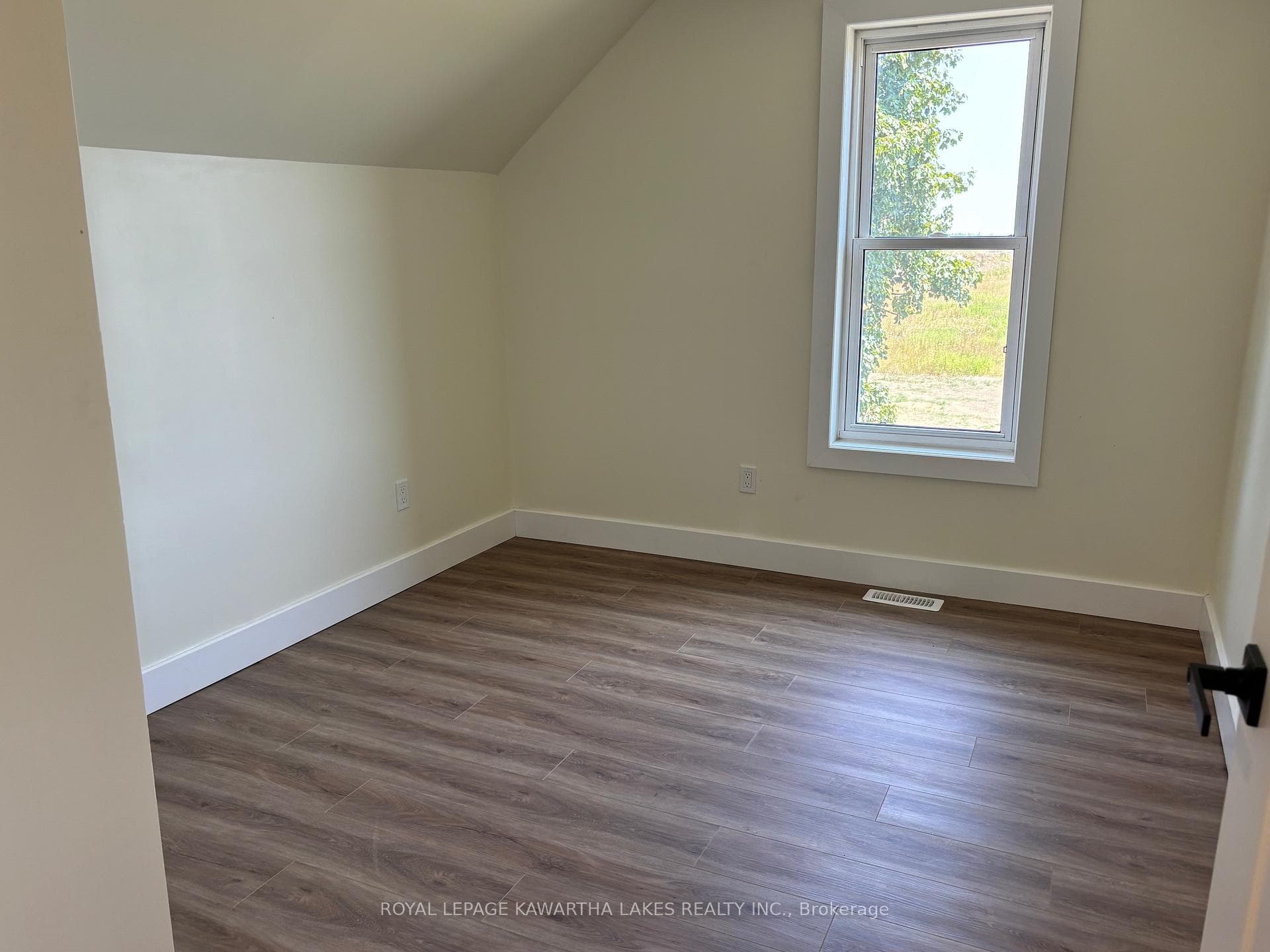 570 Cambray Road photo 16