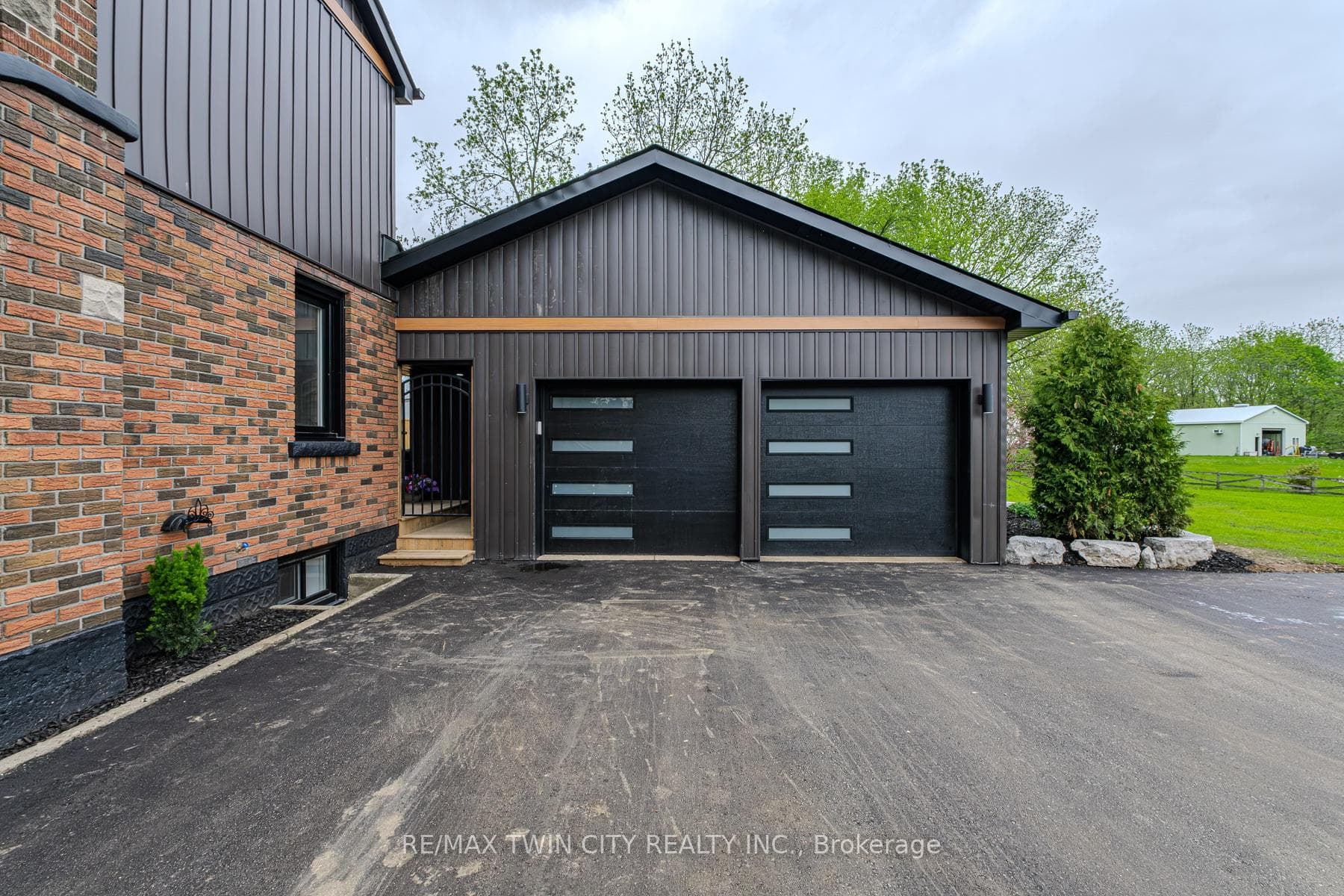 556 Paris Road photo 3