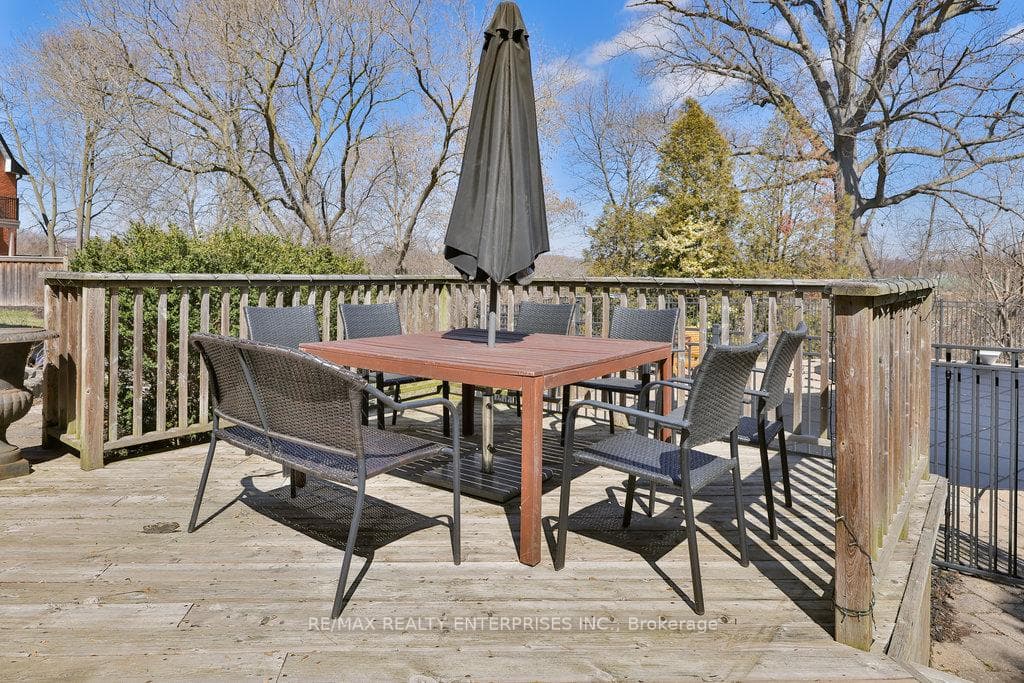 1570 Steveles Crescent photo 39