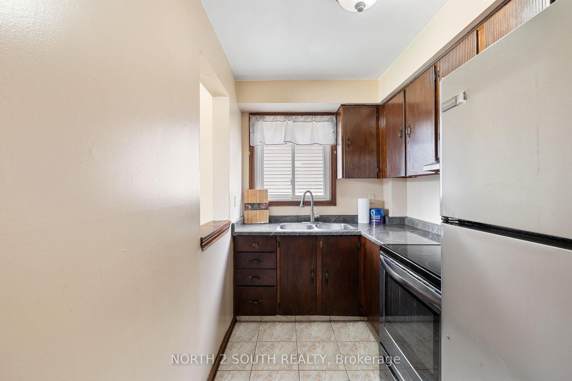 1360 Goyeau Street photo 9